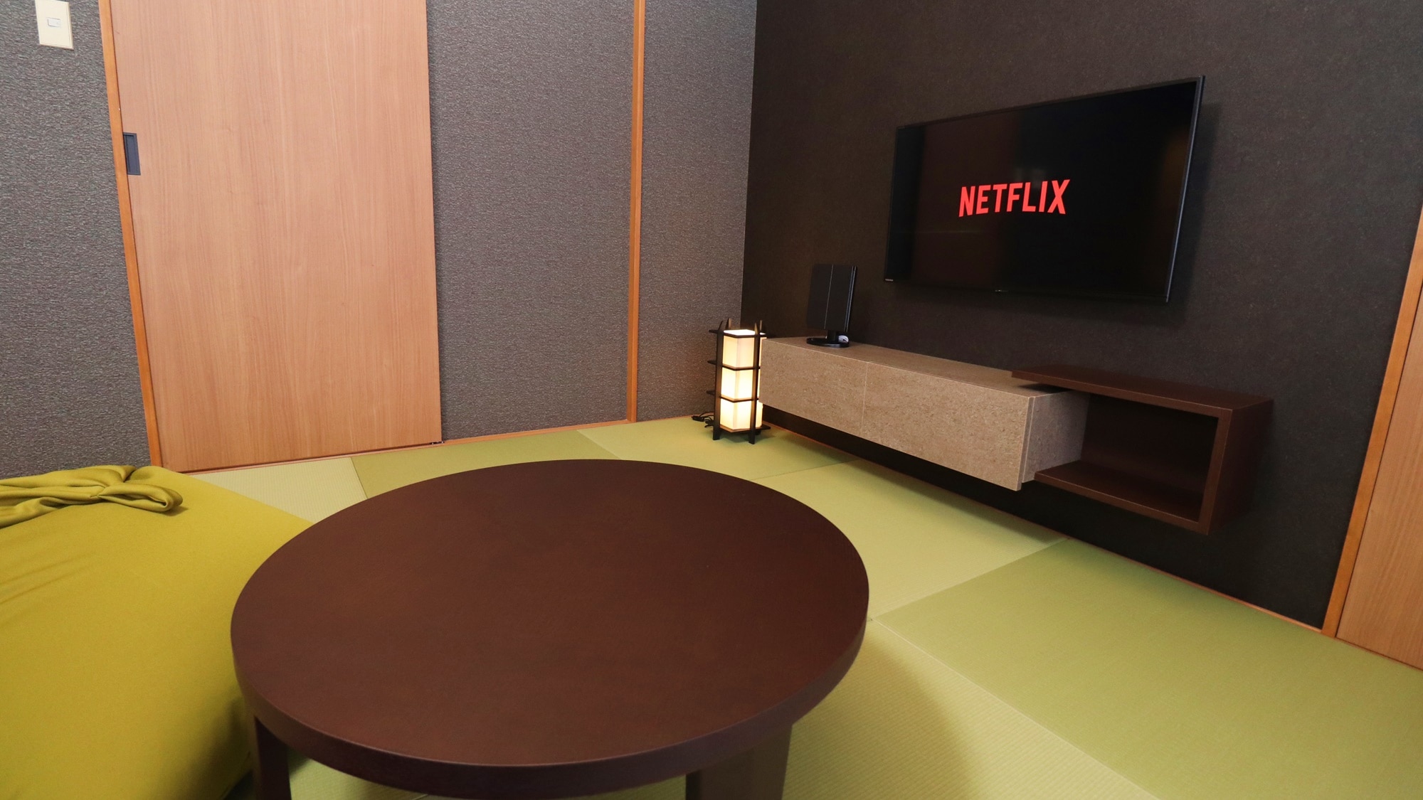 *[Japanese-Western room] Creates a sophisticated Japanese modern color scheme