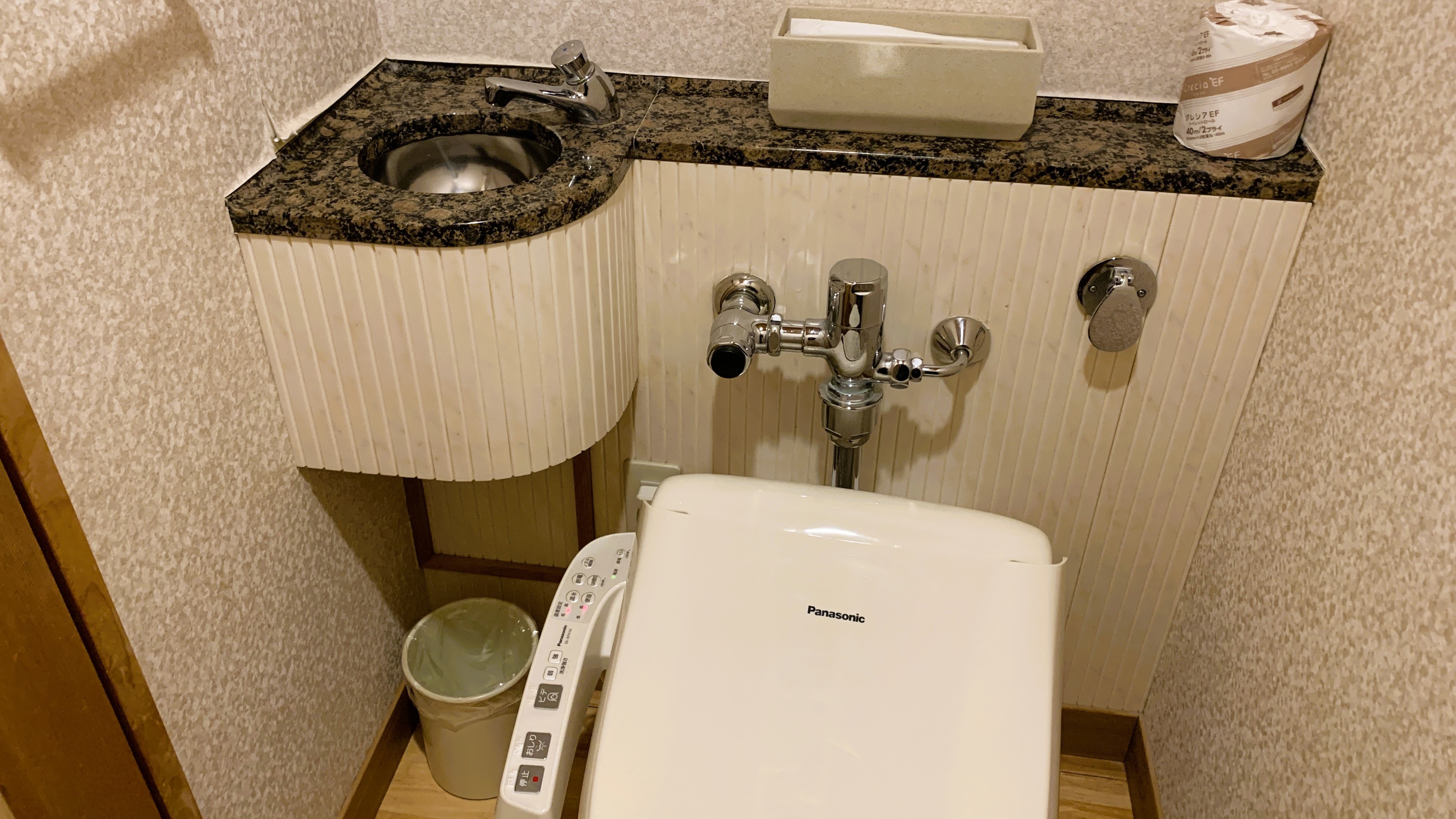 一楼湖景家庭房卫生间