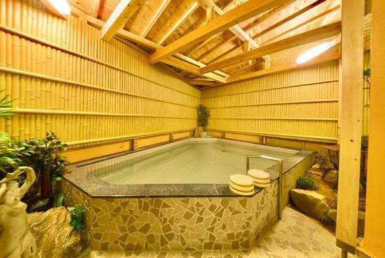 Large communal bath, open-air bath