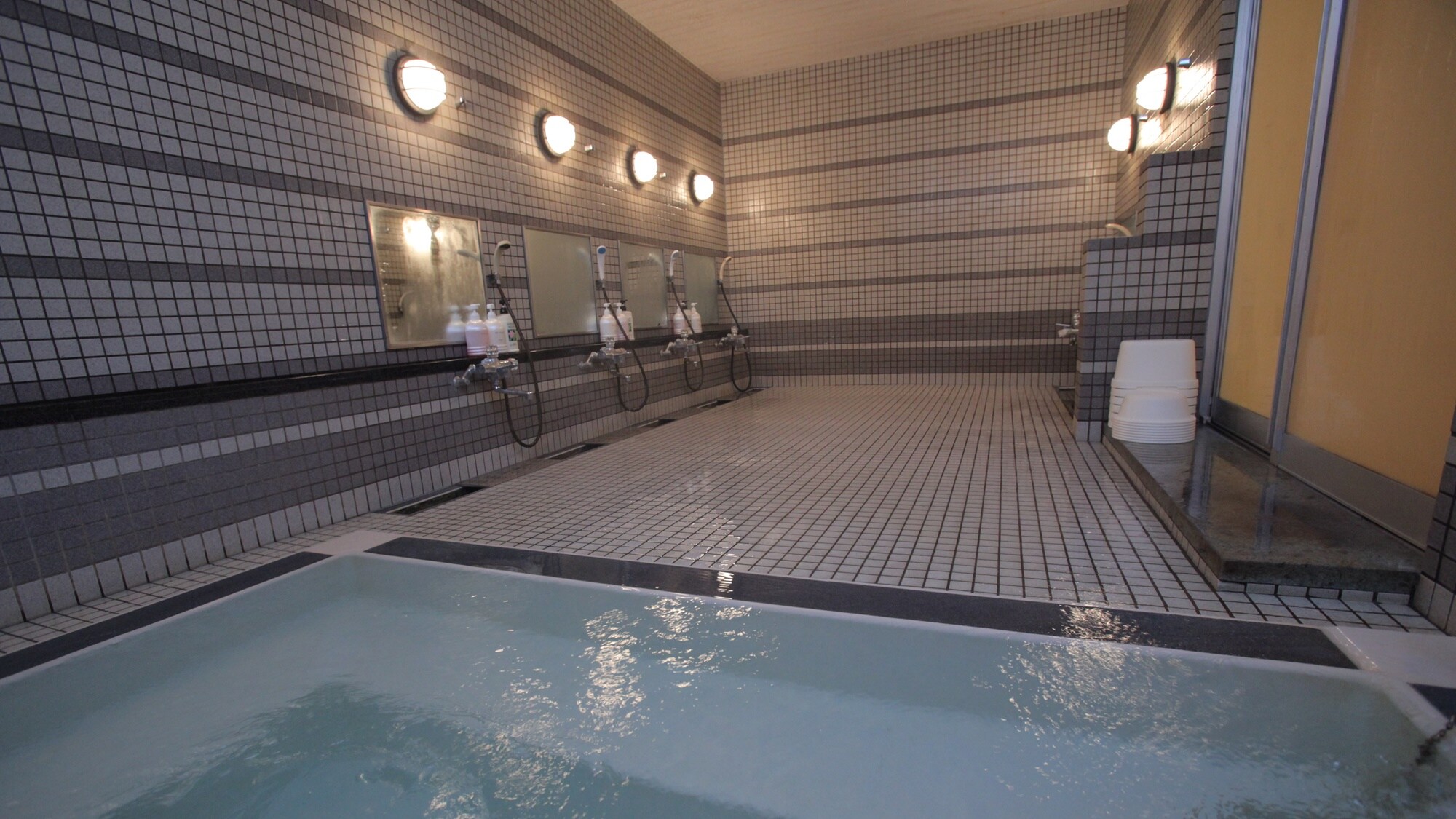 * ตัวอย่างห้องอาบน้ำสาธารณะขนาดใหญ่ / คุณสามารถอาบน้ำได้แม้หลังจากเช็คเอาต์ ดังนั้นคุณสามารถรักษาความเหนื่อยล้าได้หลังจากเพลิดเพลินกับการเล่นสกีและสโนว์บอร์ด ♪