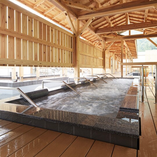 บ่อน้ำร้อนกลางแจ้งที่ใหญ่ที่สุดในญี่ปุ่นตะวันตก [Suimei no Yu] / อ่างอาบน้ำนอน