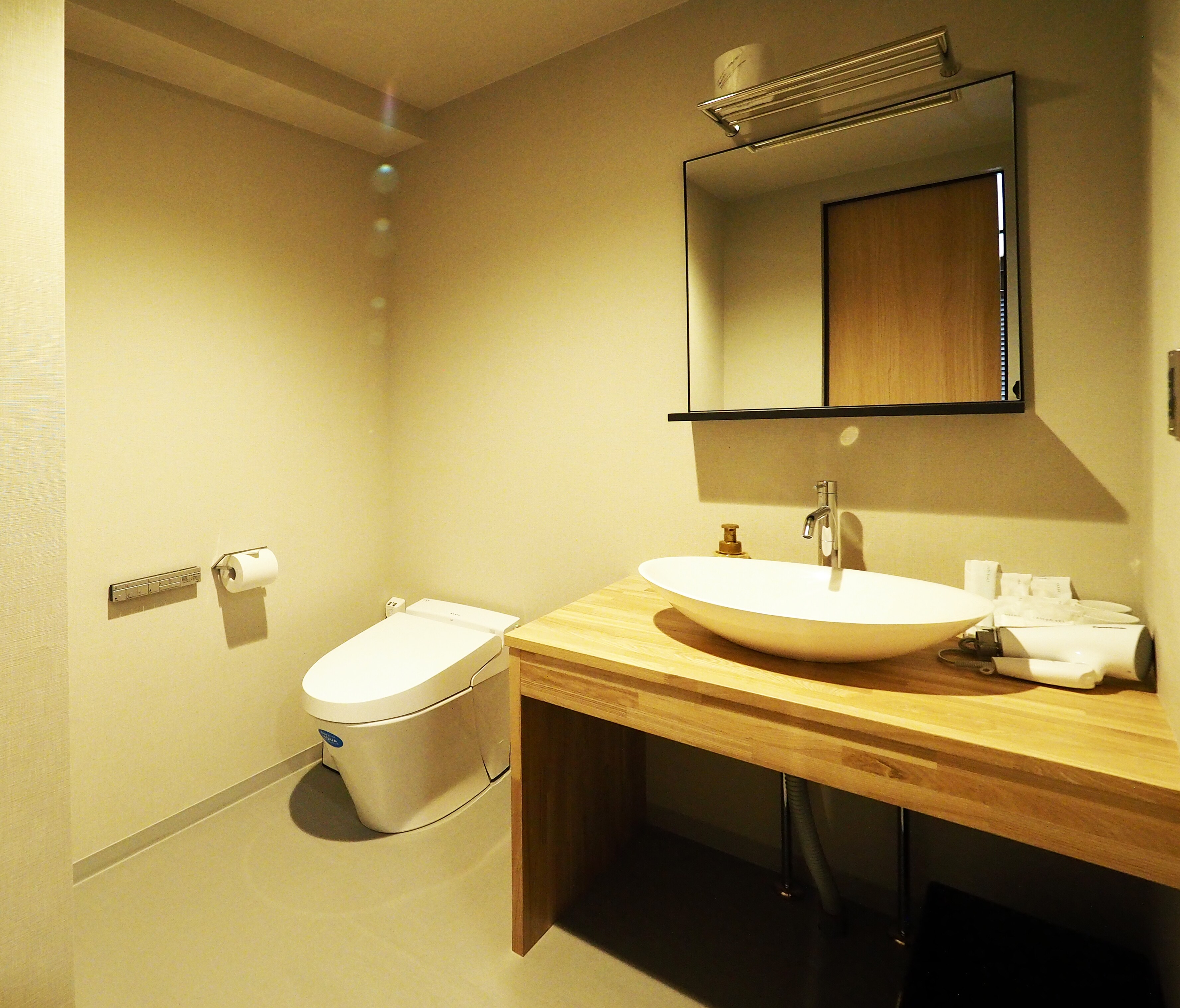 Junior Suite toilet and sink