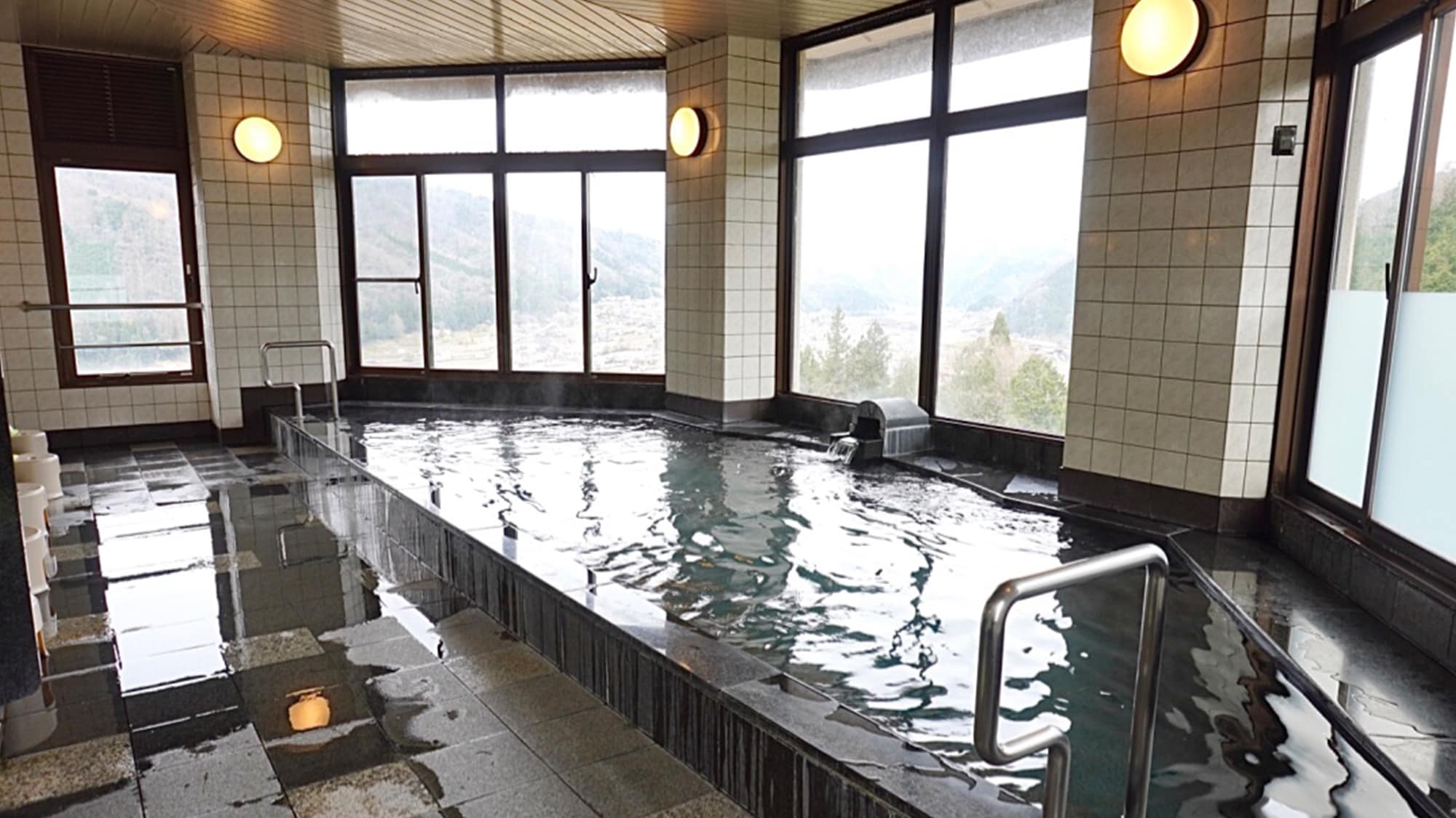 [Alkaline Hot Spring Observation Bath] Stretch your legs and soothe your daily fatigue in the hot spring while taking in the view.