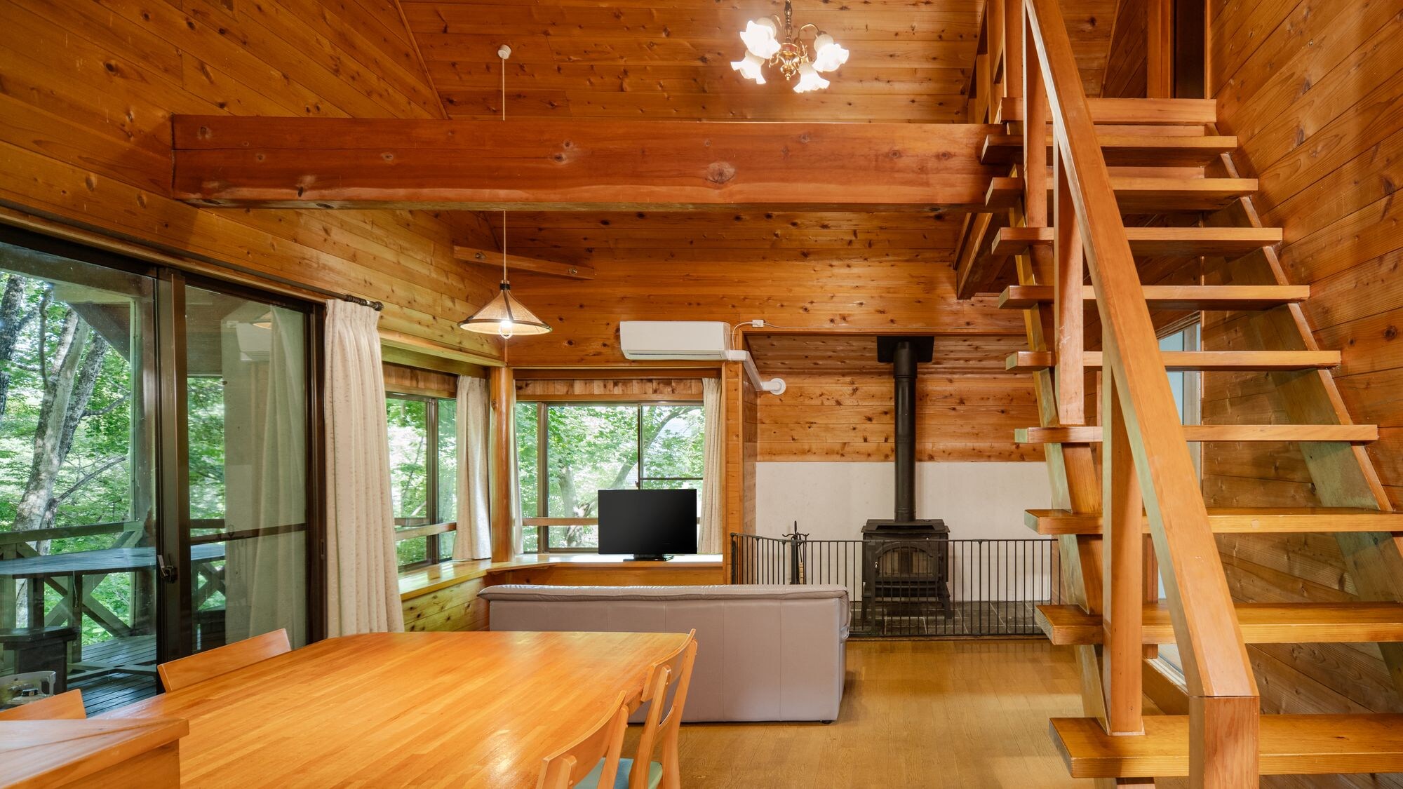 Deluxe cottage with natural hot spring and wood stove (example)