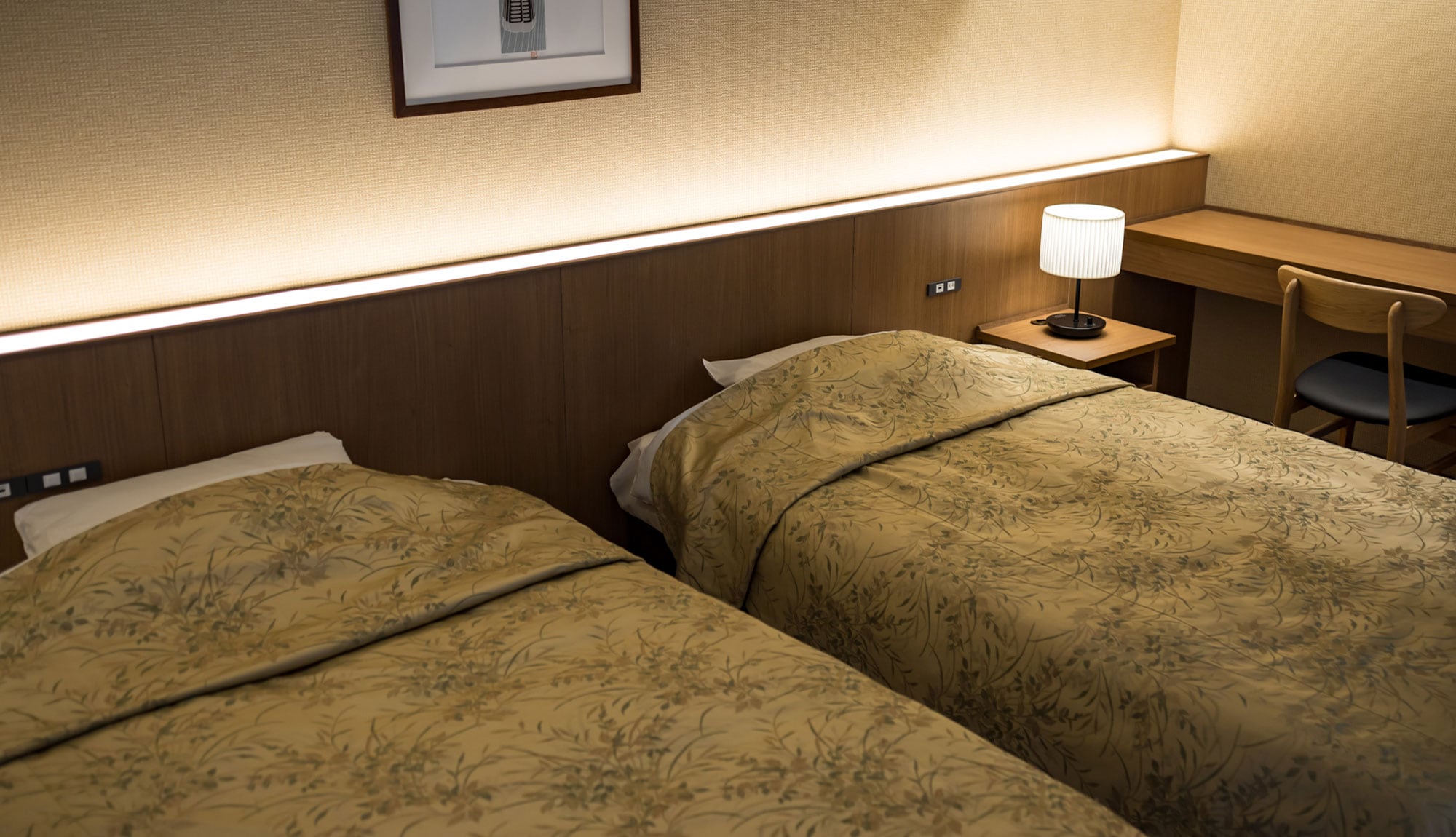 * [Japanese-Western style room (example)] The Western-style room has a bed, so please take a good night's sleep.