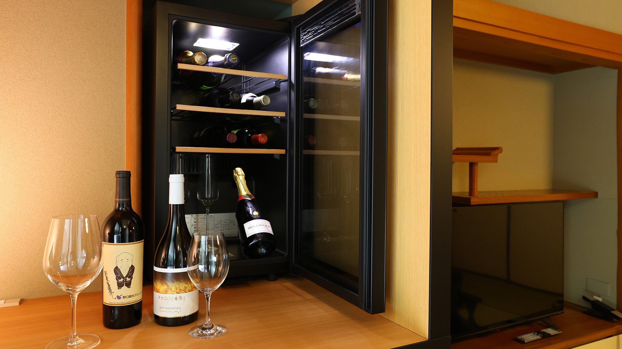 [In-room wine cellar] Drinks shown are for illustrative purposes only (varies depending on plan)