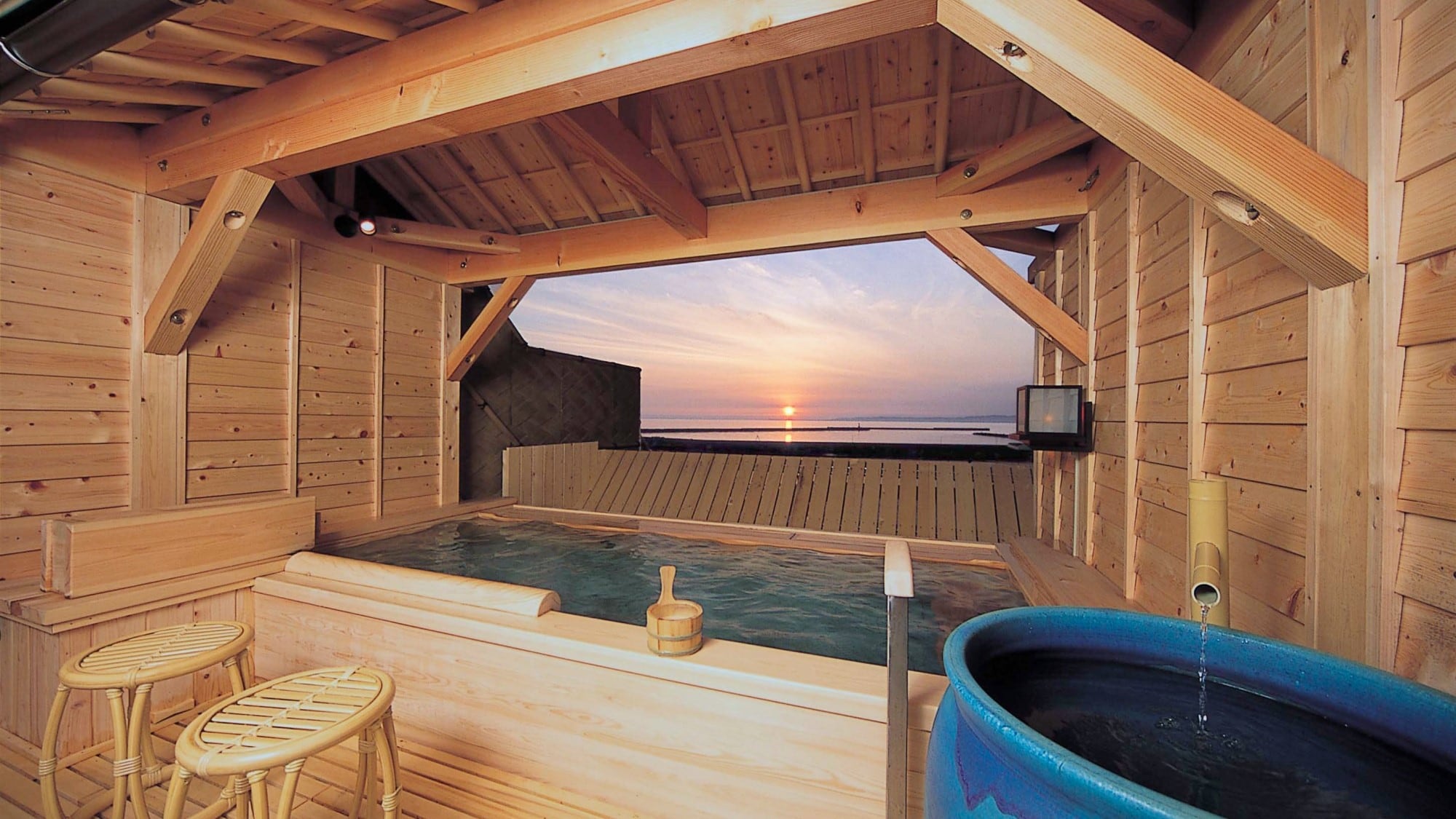 [Open-air cypress bath] From the open-air observation bath on the 5th floor, you can get a panoramic view of the ocean at Teradomari.