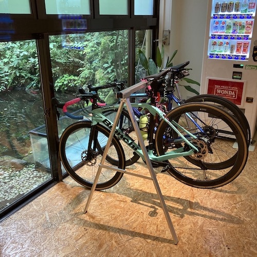 我們也為騎自行車的人提供車架。可以進入室內。