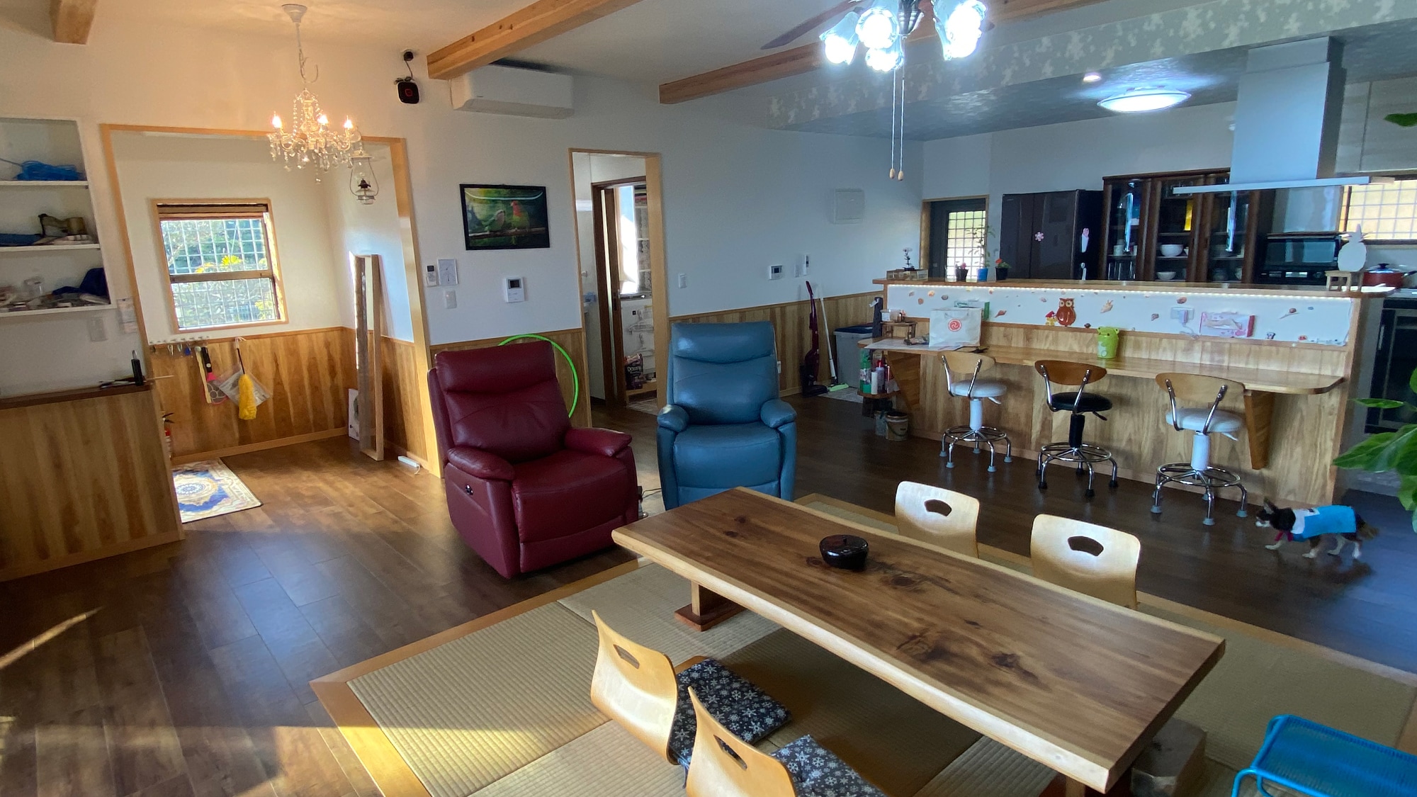 *[Room (Living room)] There is also a tatami area where you can stretch your legs.