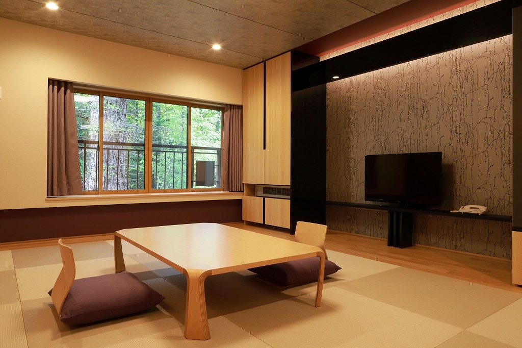 * 객실 일례 / 리뉴얼 한 일본식 방은 다다미를 류큐 톤으로 세련된 디자인으로