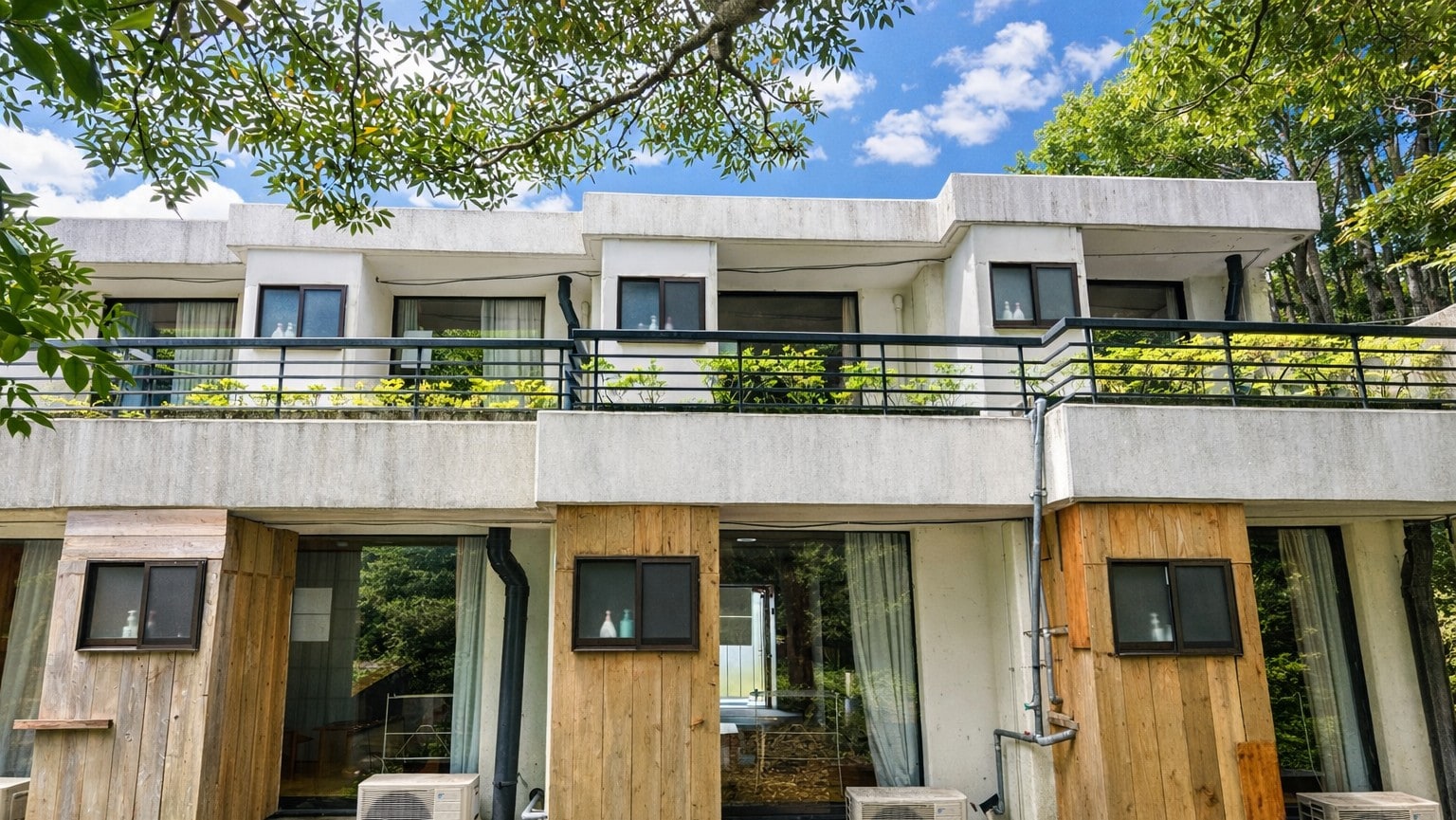【住宿建筑】南箱根别墅位于一片静谧的别墅区。在群山环绕的葱郁景色中，尽享轻松惬意的时光。
