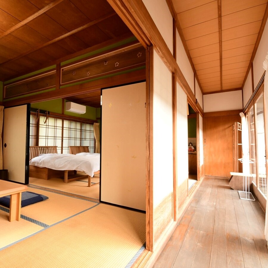 [Phòng khách] 16 chiếu tatami + 4 hành lang trải chiếu tatami (có bồn tắm và toilet) Phòng khách nhìn ra vườn