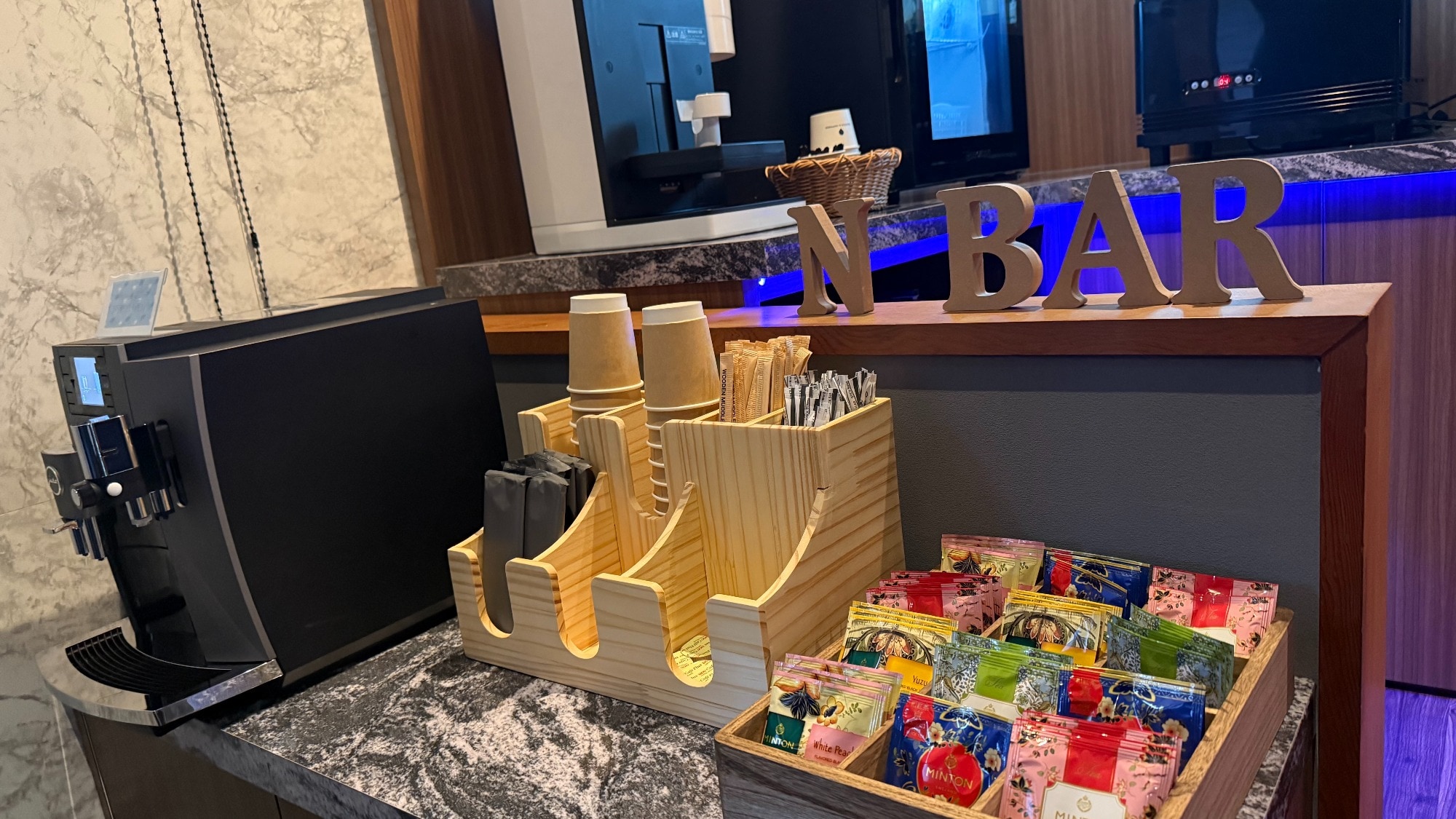 Free lounge inside the building: "N BAR"