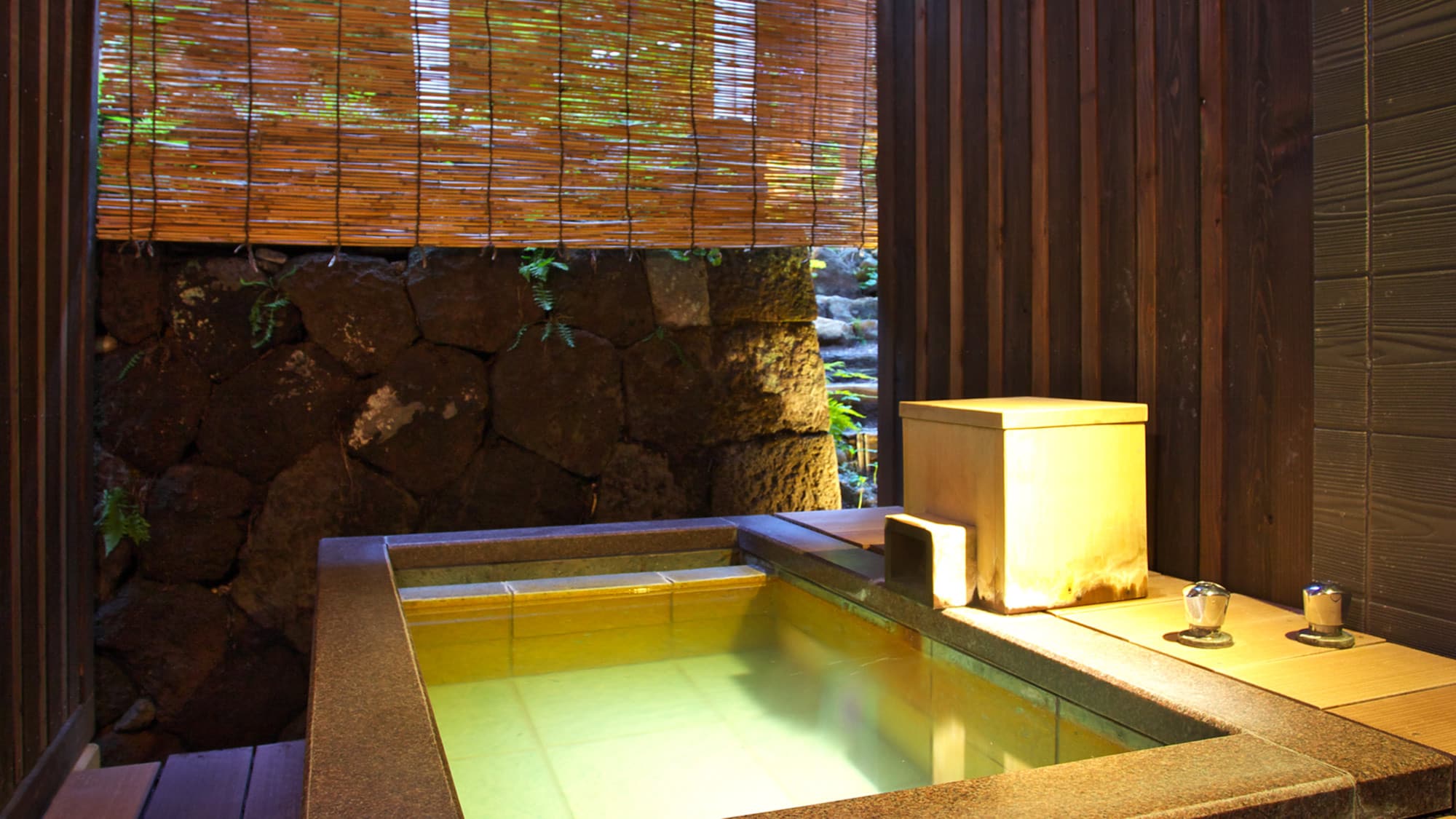 [Room with hot spring open-air bath] Twin room type. With an open-air bath that flows directly from the Yubatake source.