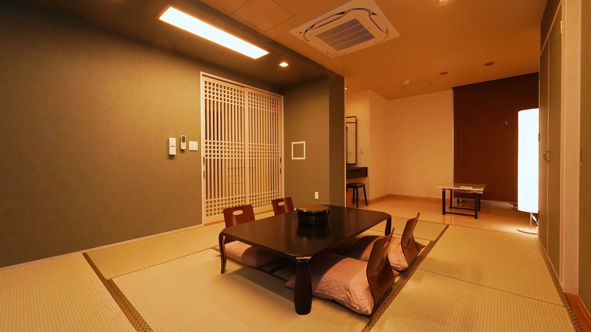 Special room: 10 tatami Japanese-style room + reception area (with open-air bath)