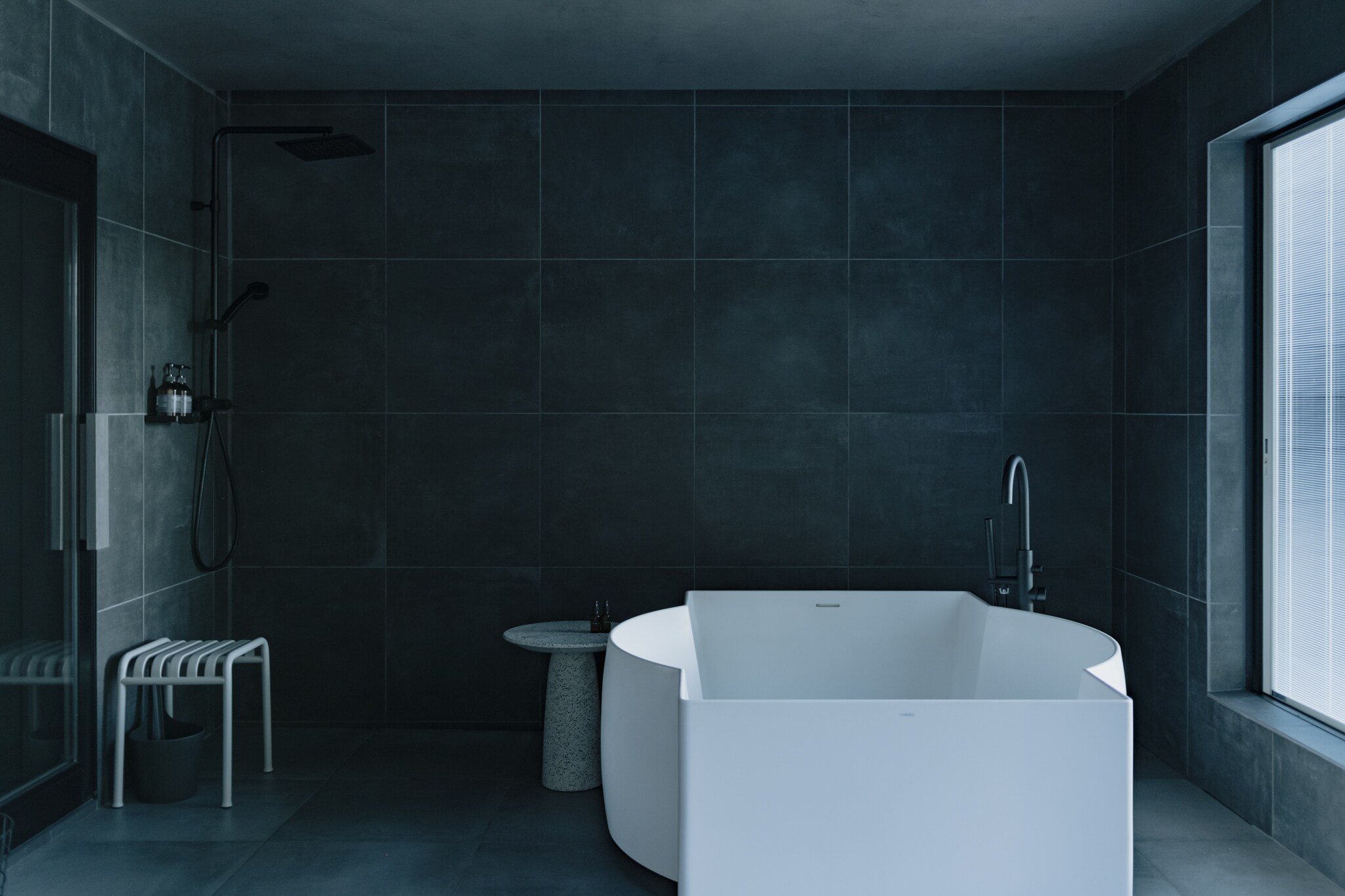 An open-air bathtub with a panoramic view of Lake Kawaguchi
