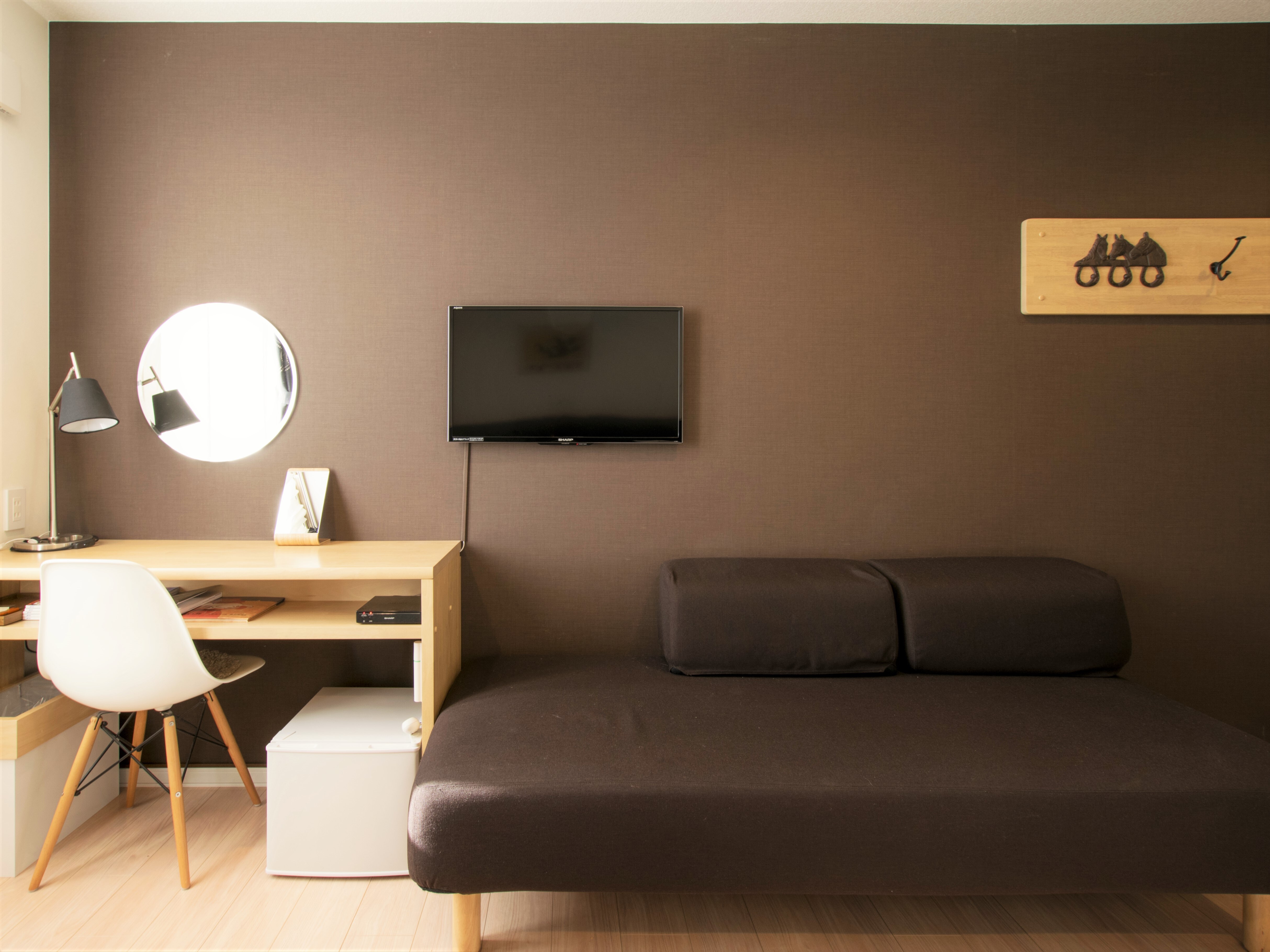 Twin room room image Equipped with a refrigerator and two mirrors