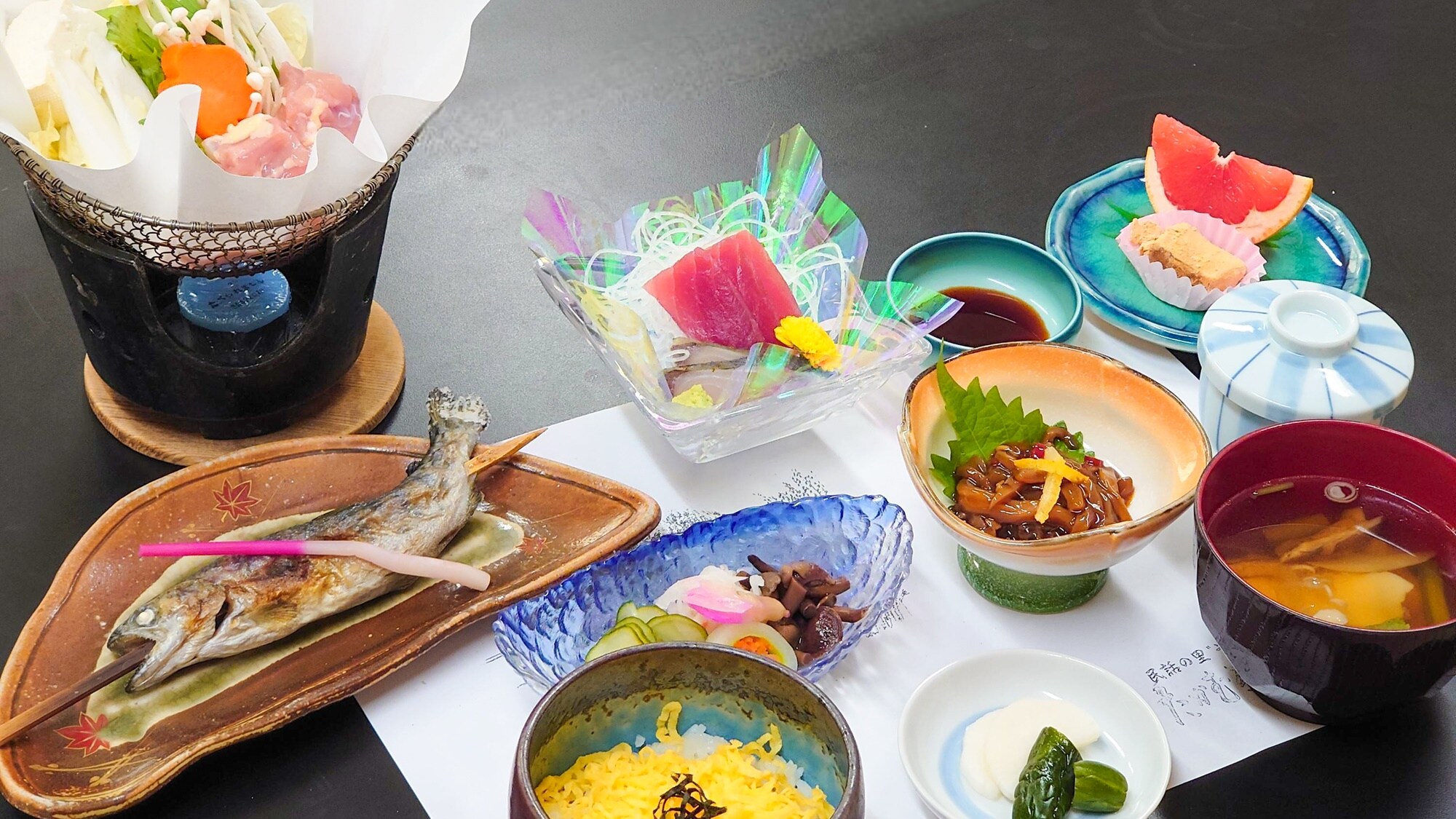 *[餐点/晚餐示例] 我们将使用当地时令食材准备火锅等菜肴。