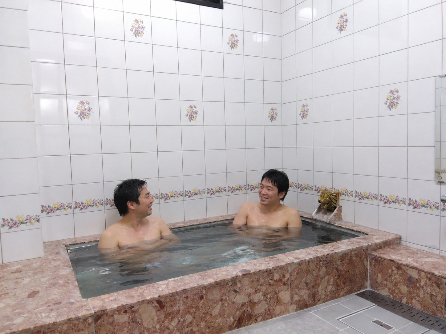 〇1楼澡堂〇 开放时间为17:00至0:00以及6:30至9:00。