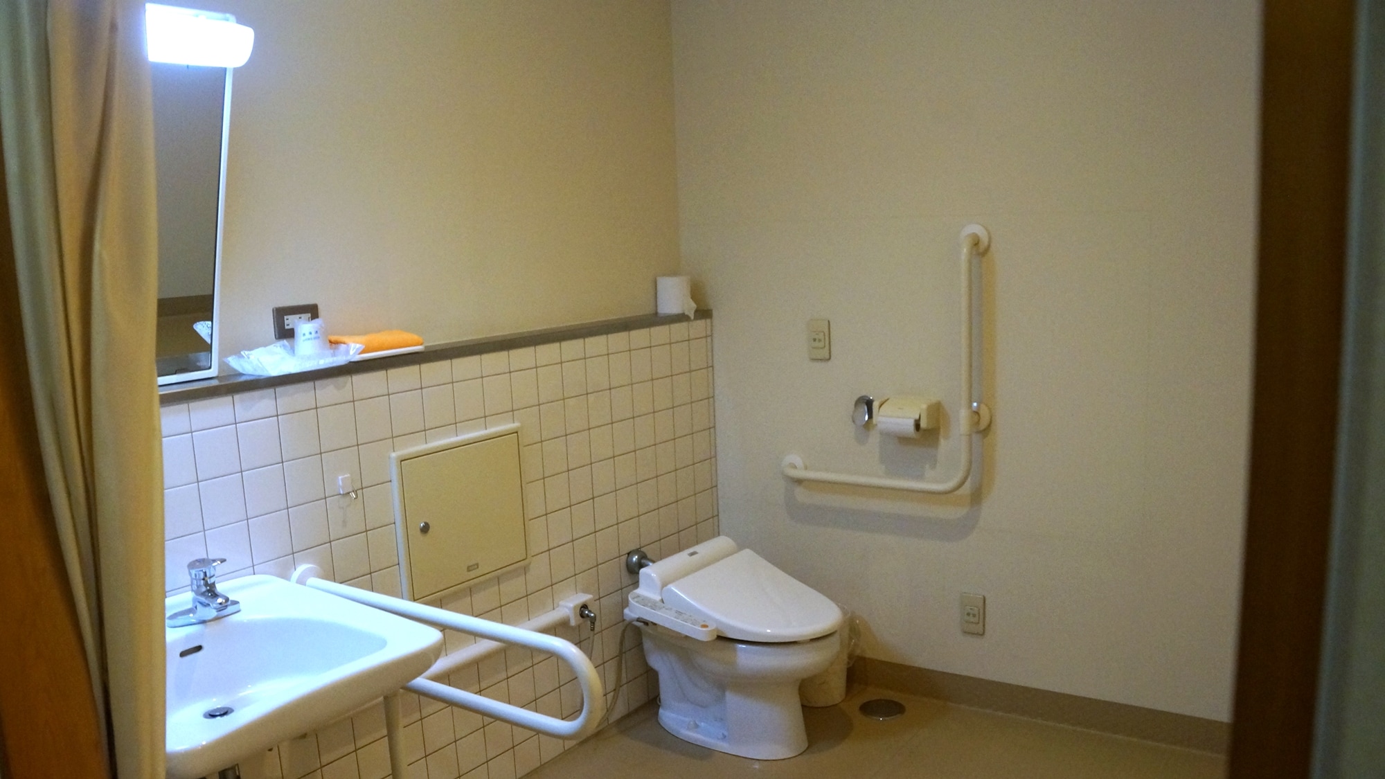 *[Barrier-free rooms] Wheelchair accessible rooms are also available. Please feel free to contact us.