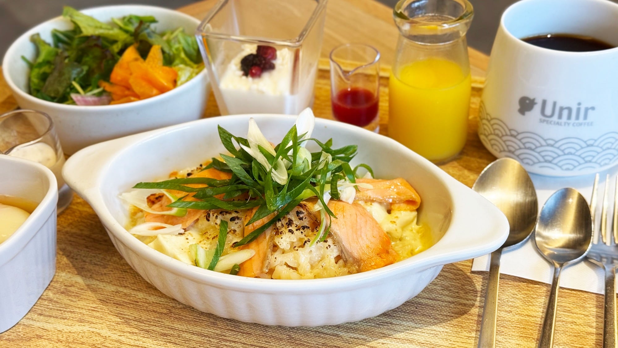 【朝食】九条ネギと炙りサーモンの和風ドリアセット ※イメージ