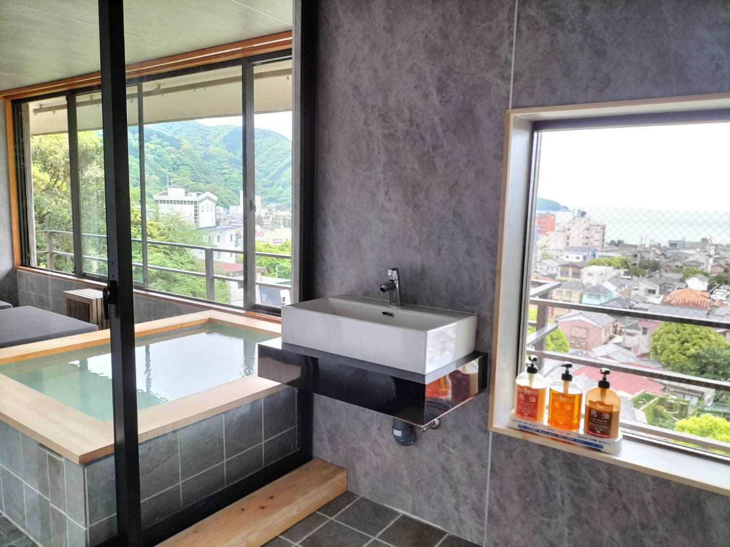 [Newly renovated in 2024] Special room with ocean view (Japanese-style room 10 tatami mats + Western-style room 6 tatami mats + semi-open-air bath)