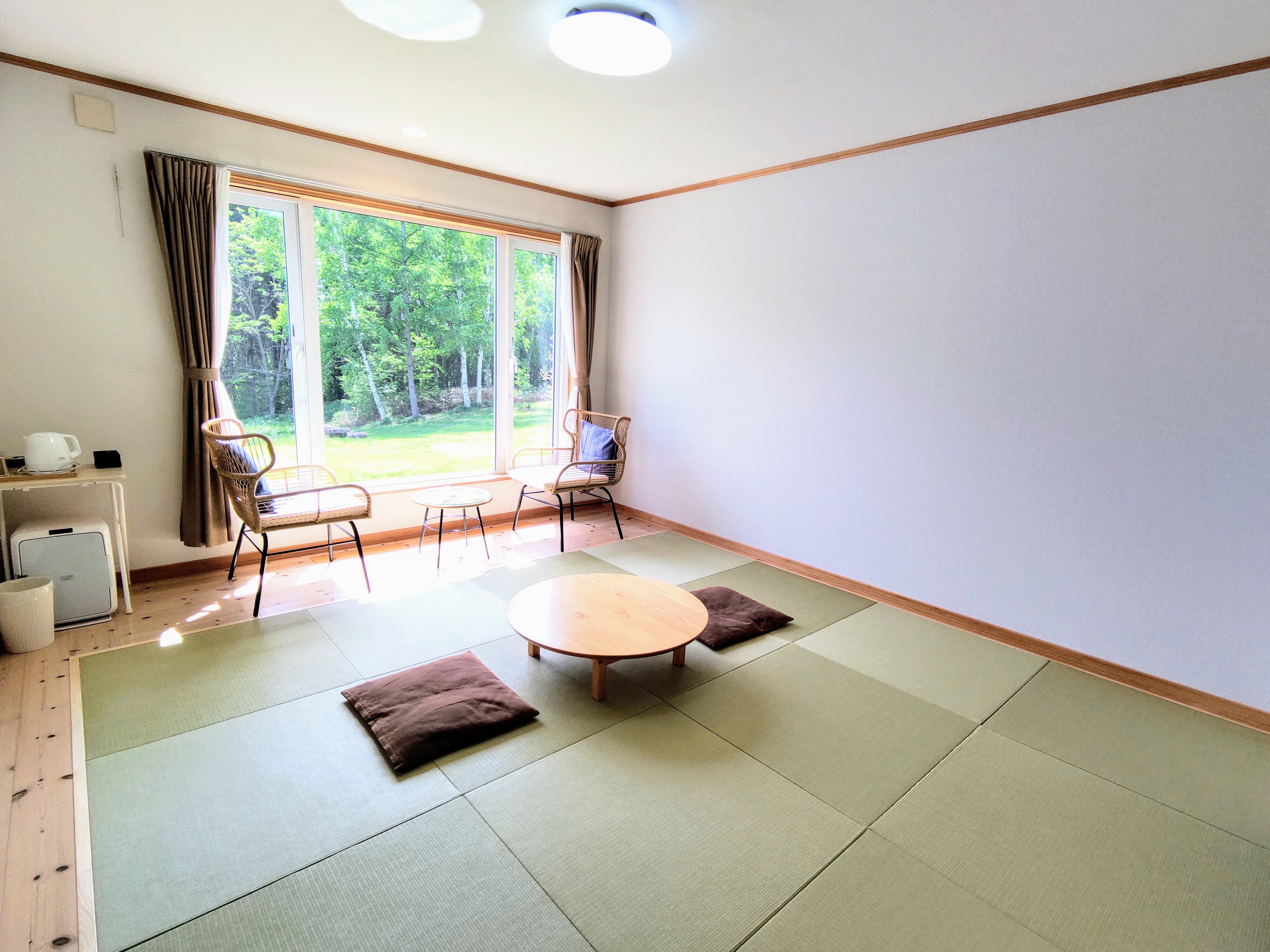 The spacious Japanese-style rooms feature Ryukyu tatami mats. All rooms are on the first floor. A vast garden is right in front of you. A star-filled sky.