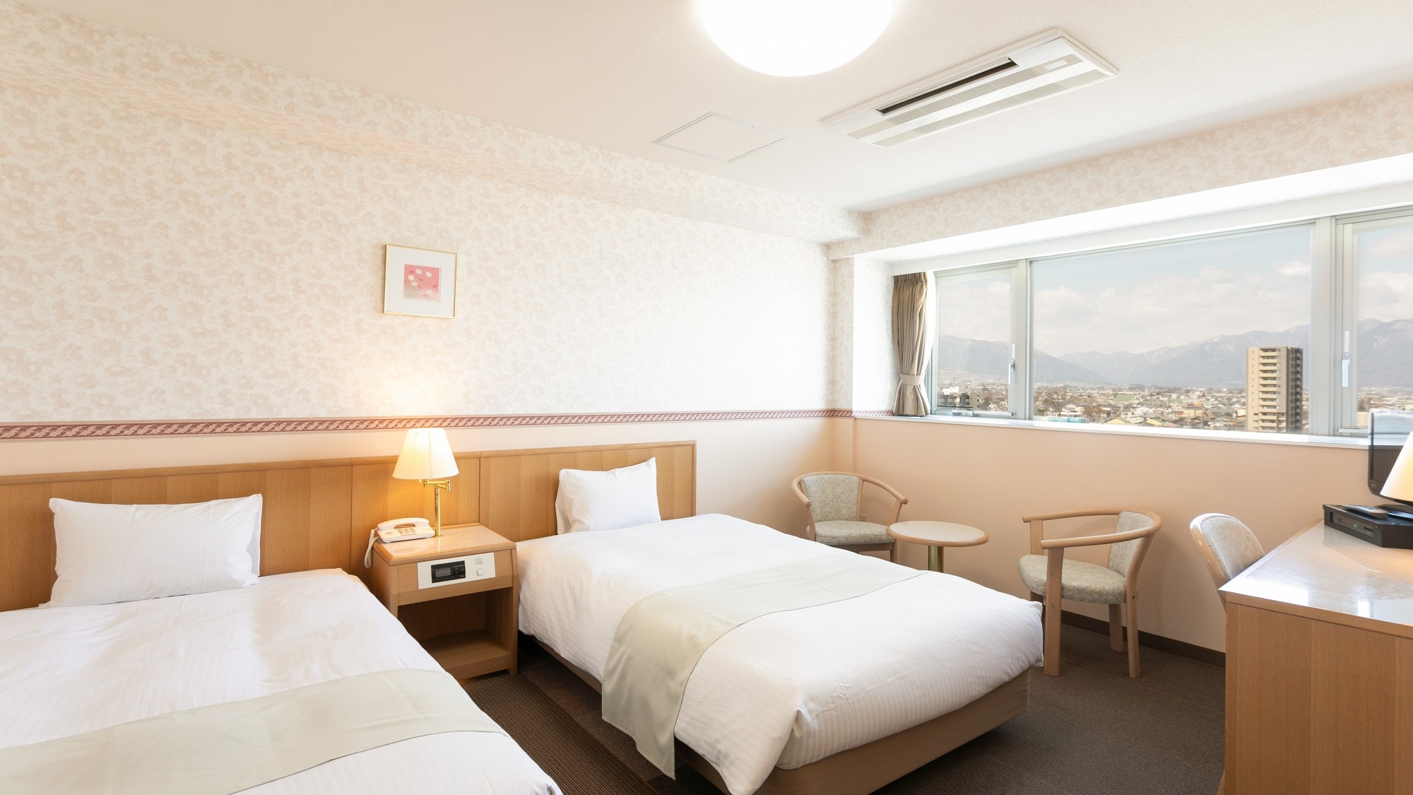 [Twin Room] A room with two 120cm wide beds. All rooms face the Northern Alps.