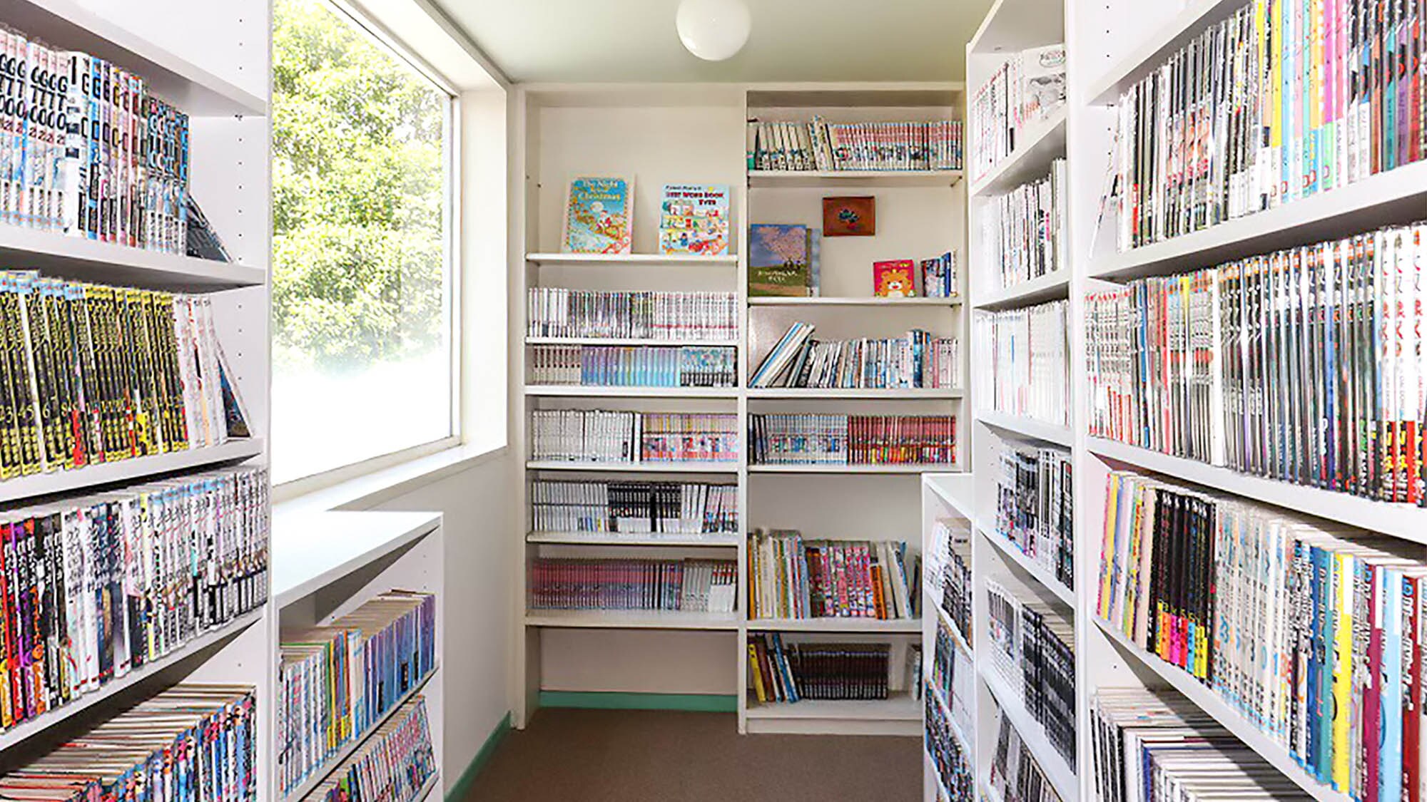 ・We have a collection of about 1,000 manga! Why not relax in a hammock?