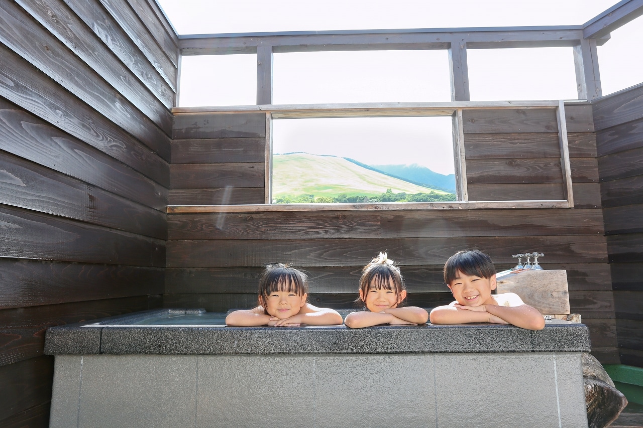 Private open-air bath on the 4th floor