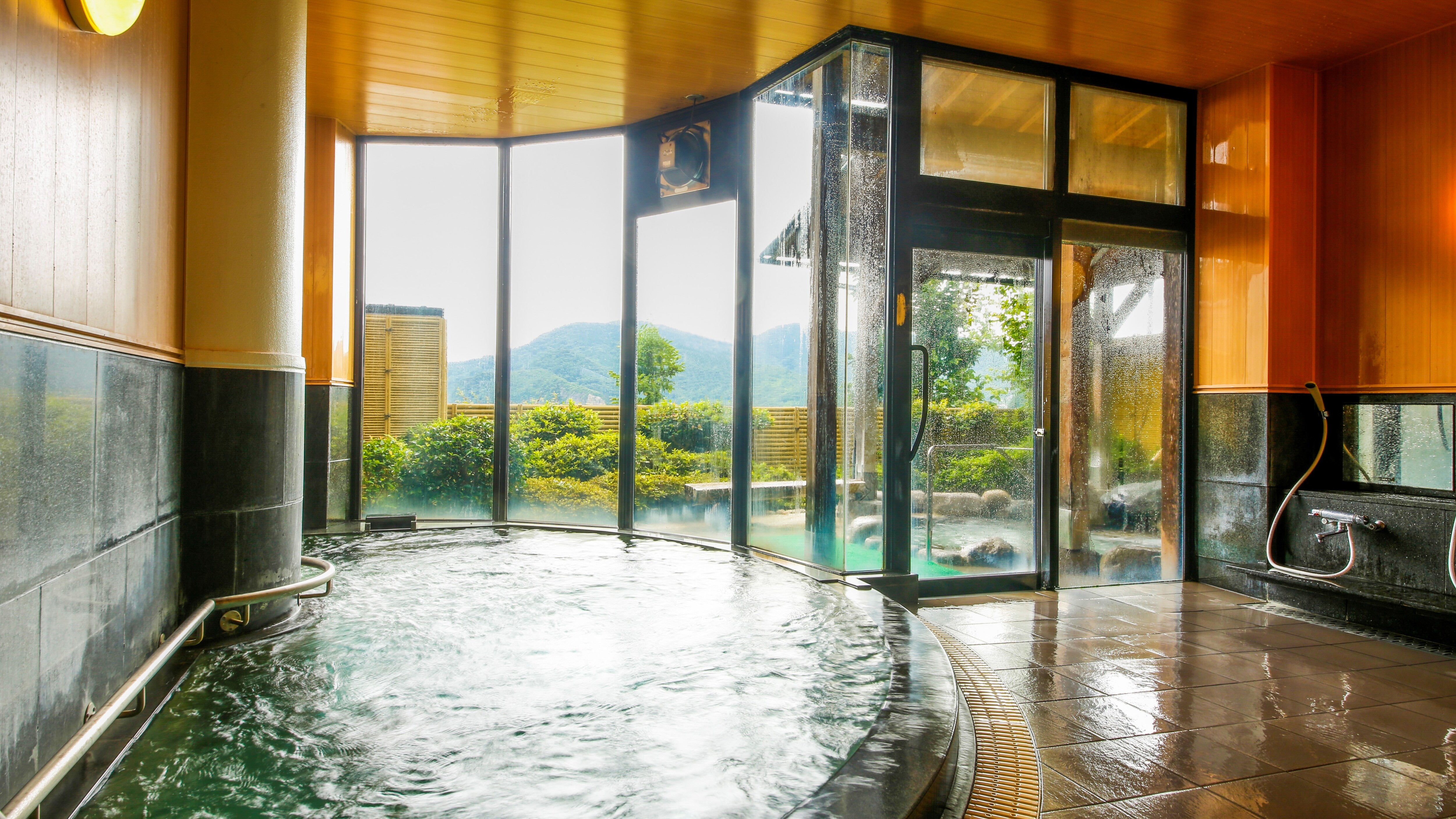 A blissful bath that becomes one with the sea and sky of Ine... Our privately-dug natural hot spring with a pH of 8.80 "Large public bath, open-air bath"