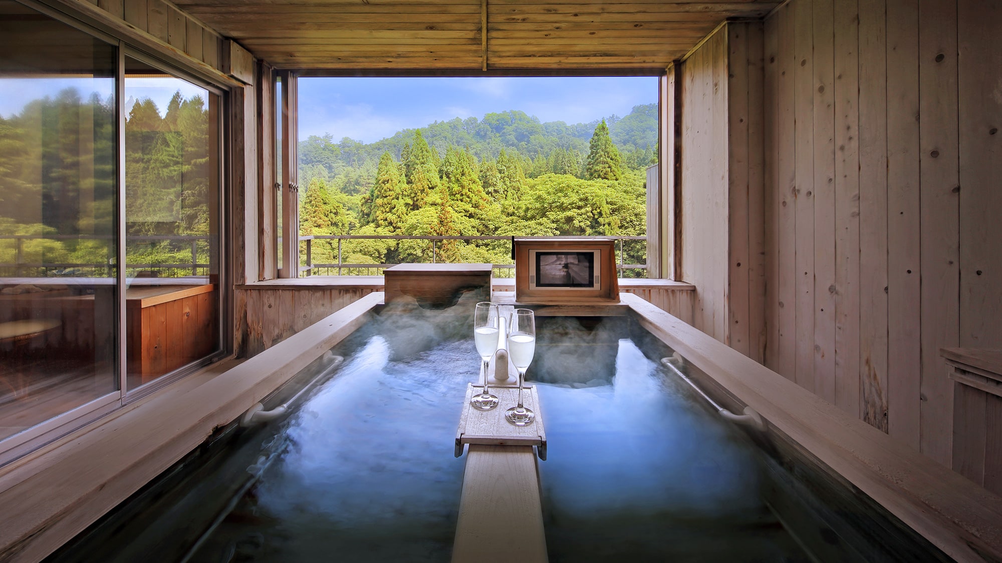 [Japanese-style room with semi-open-air sleeping bath]