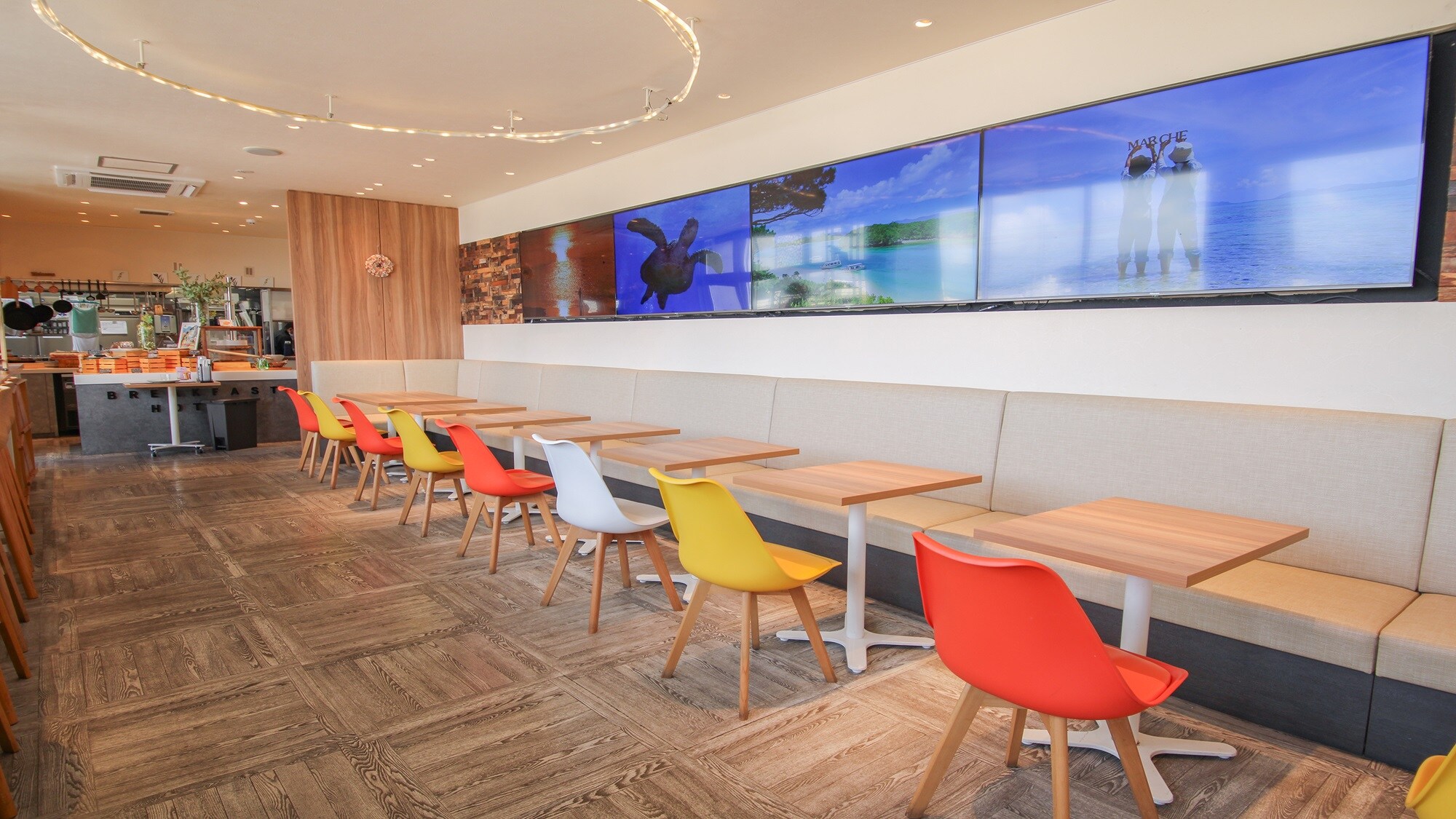 Ruang restoran dan lounge