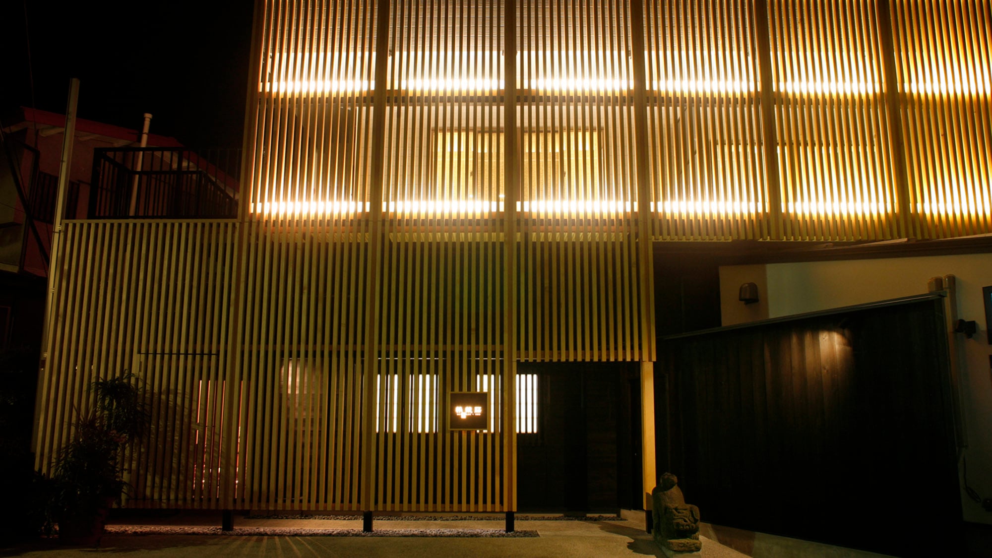 ・[Exterior] Please enjoy a relaxing stay at "Hakone Yumoto Onsen Seikanso" where the warm light will soothe you.