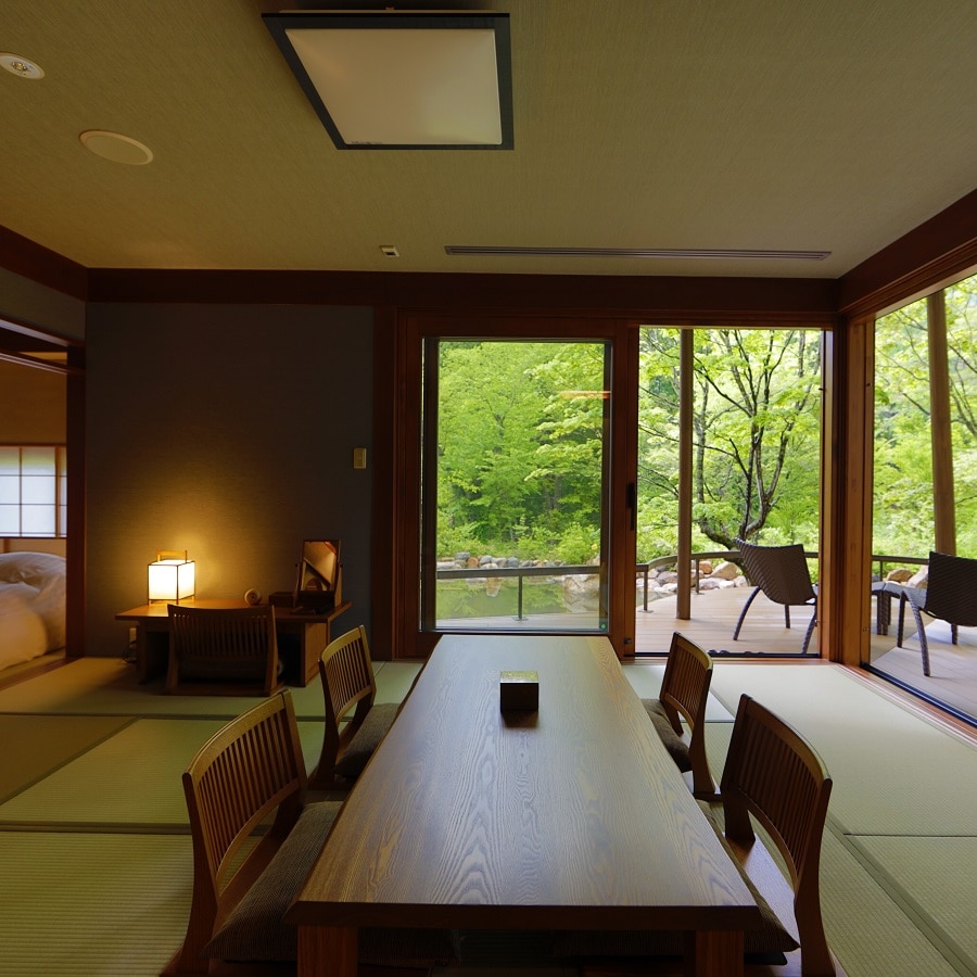 [Away] An example of a guest room at Arashitei. One of the charms of Tenza is the seasonal garden scenery that you can see from the large windows that give you a feeling of liberation.