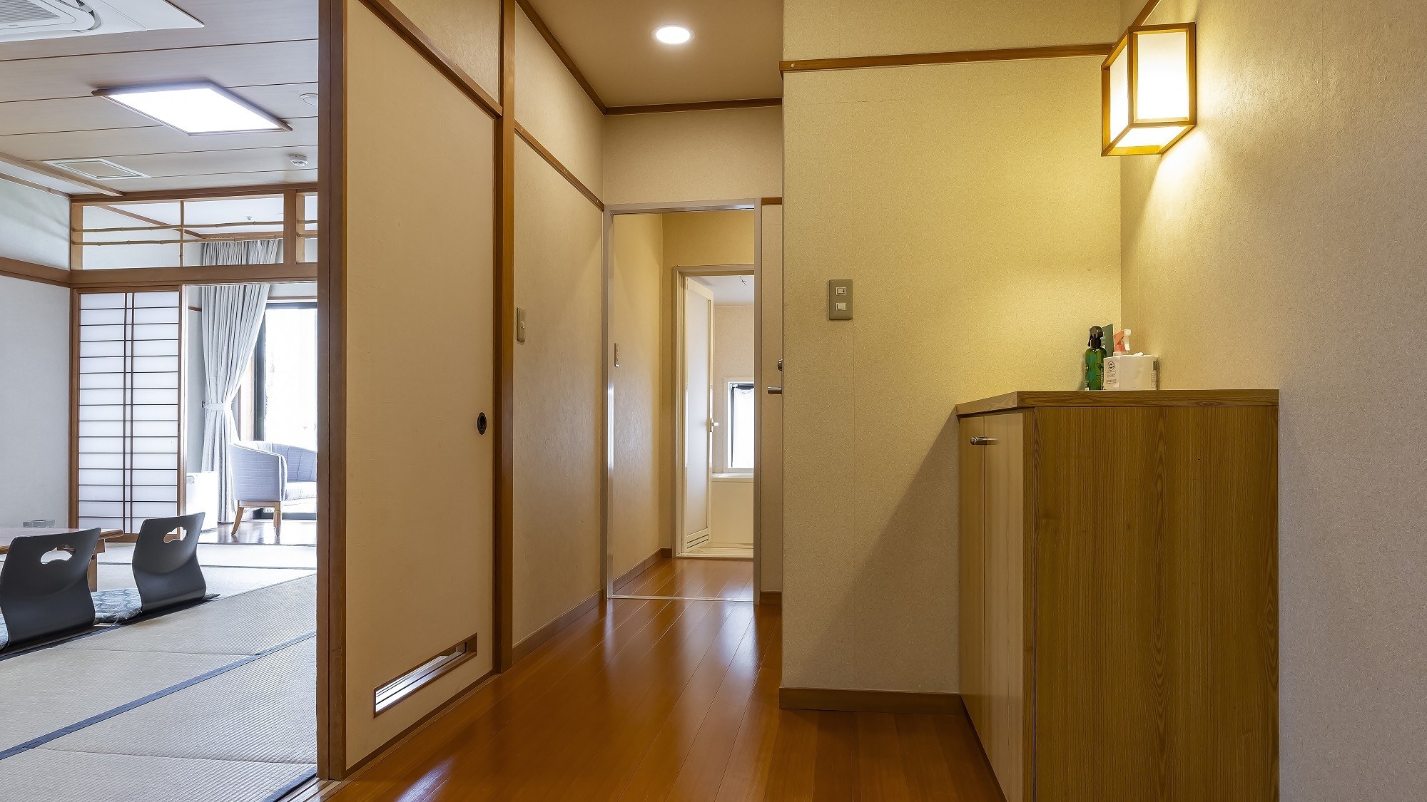 ◆15 tatami mat Japanese-style room: A spacious and bright Japanese-style room that can accommodate up to 8 people.