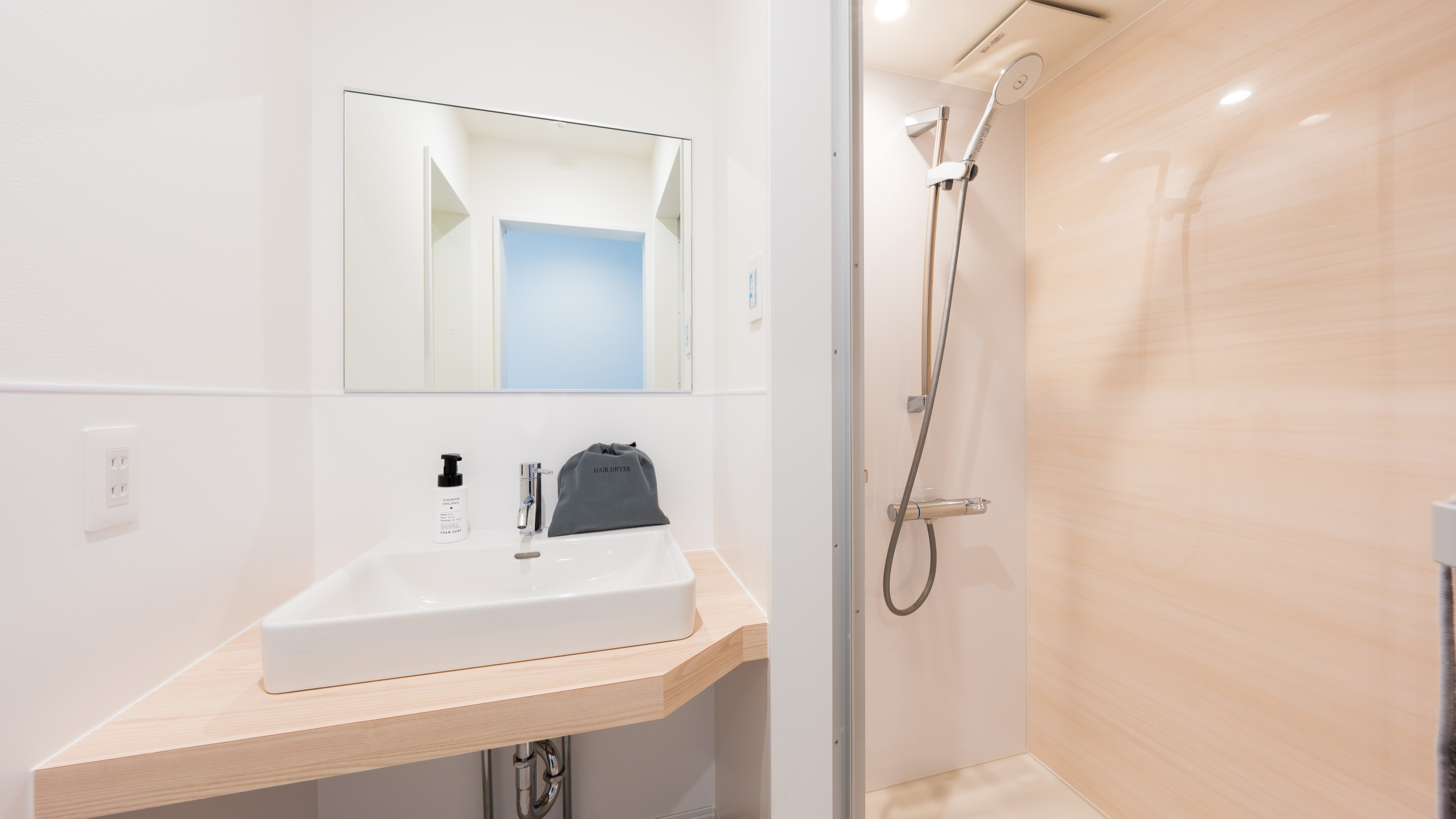 더블룸《샤워룸/세면대》