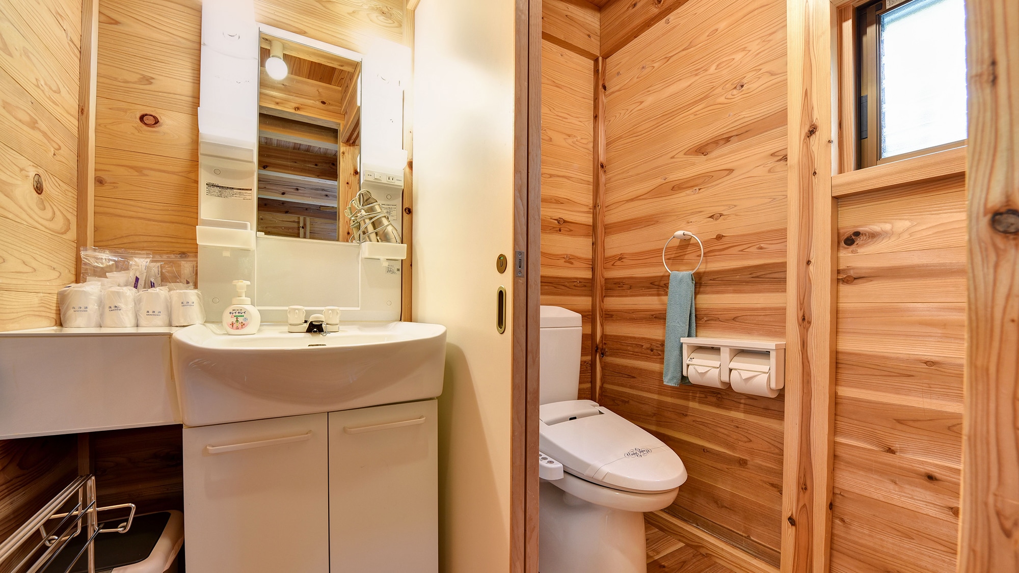 *Bungalow. Easy to use separate toilet and washstand