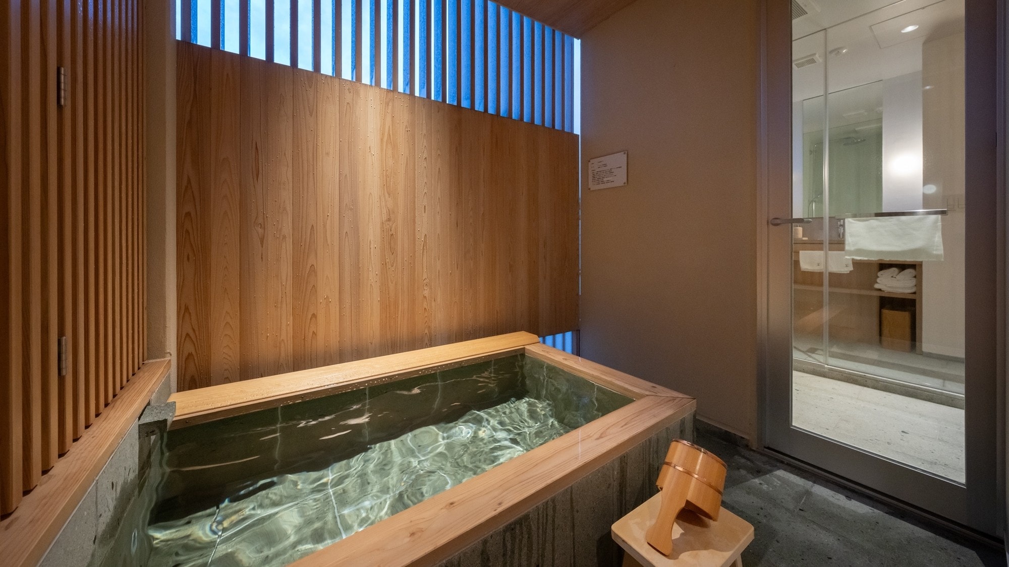 [Bathroom/Standard Room] Enjoy your own luxurious time while feeling the outside air.