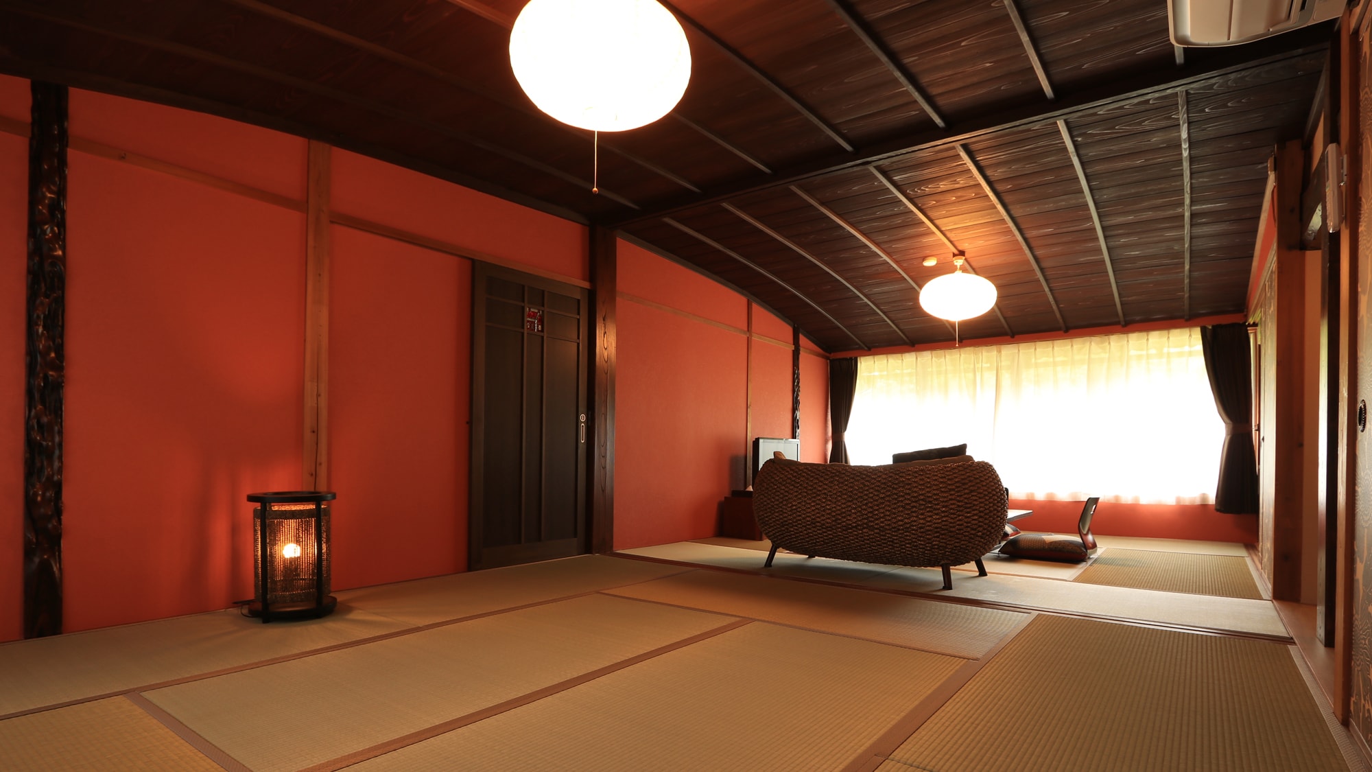 Indirect lighting creates a relaxing space [Retro Japanese-style room, 16 tatami mats]