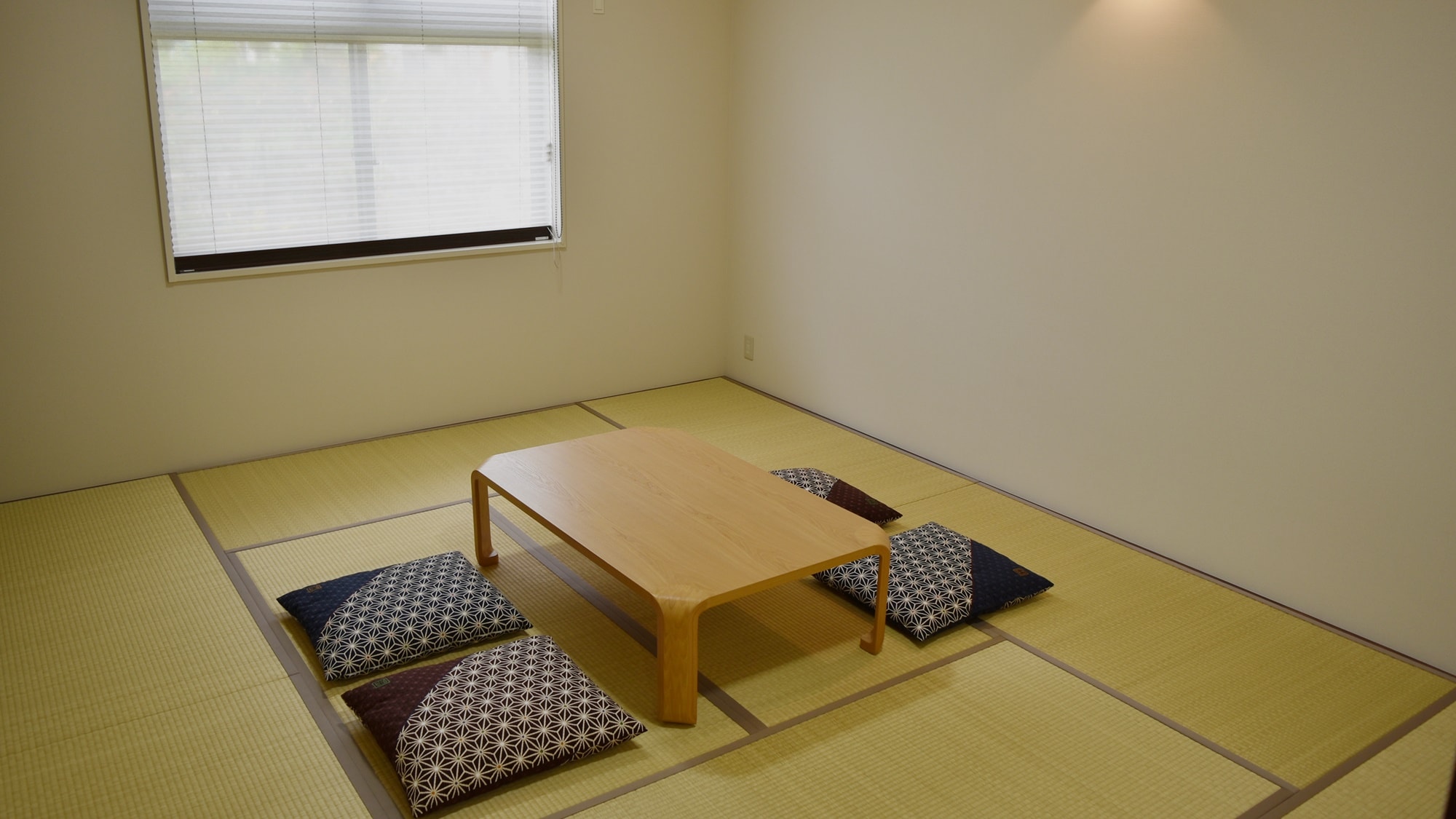 *Example of a Japanese-style room/10 tatami mats, accommodating up to 4 people