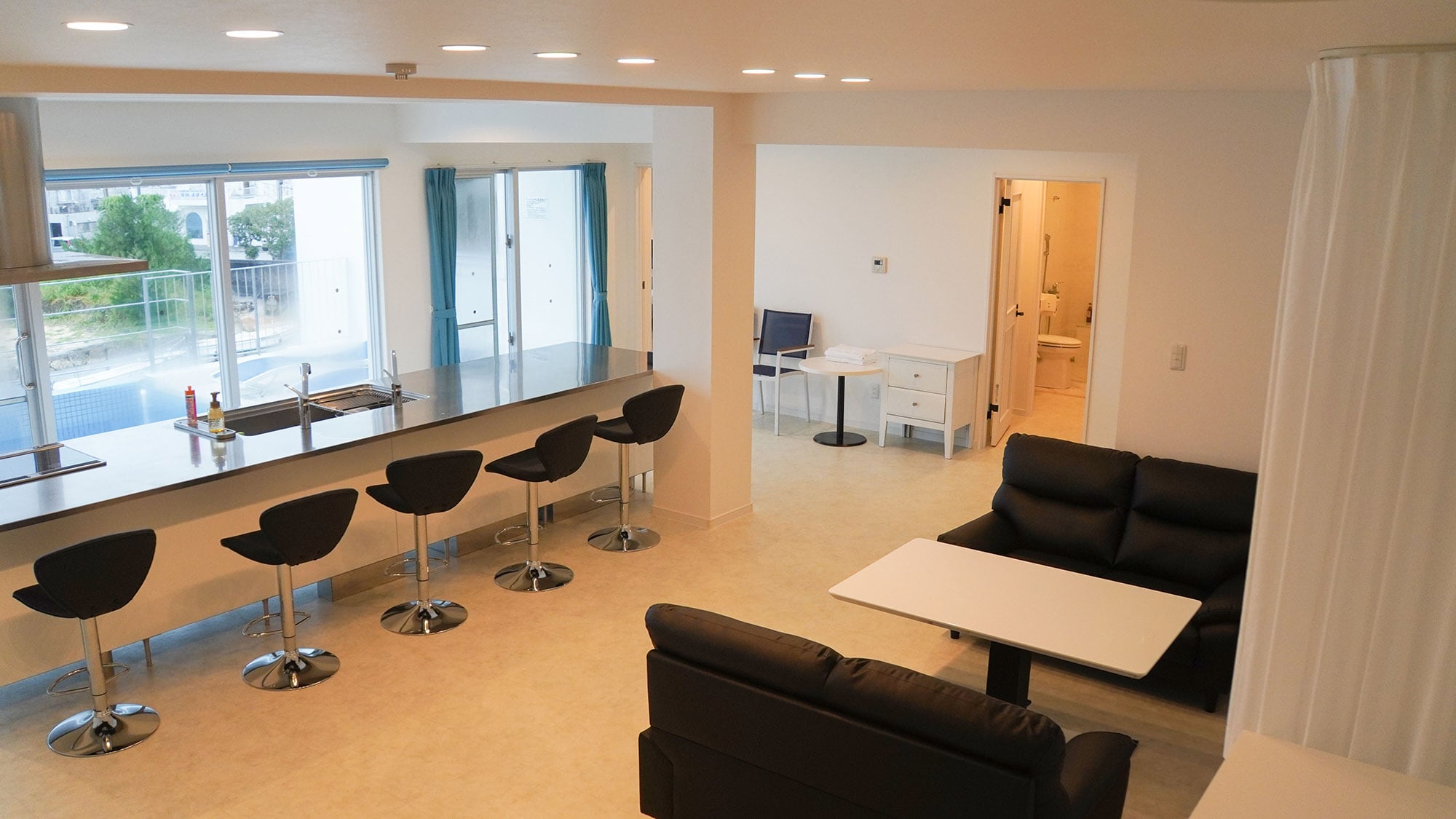 ・[2nd floor: Living room] Enjoy a relaxing time together while looking at the nature outside the window.