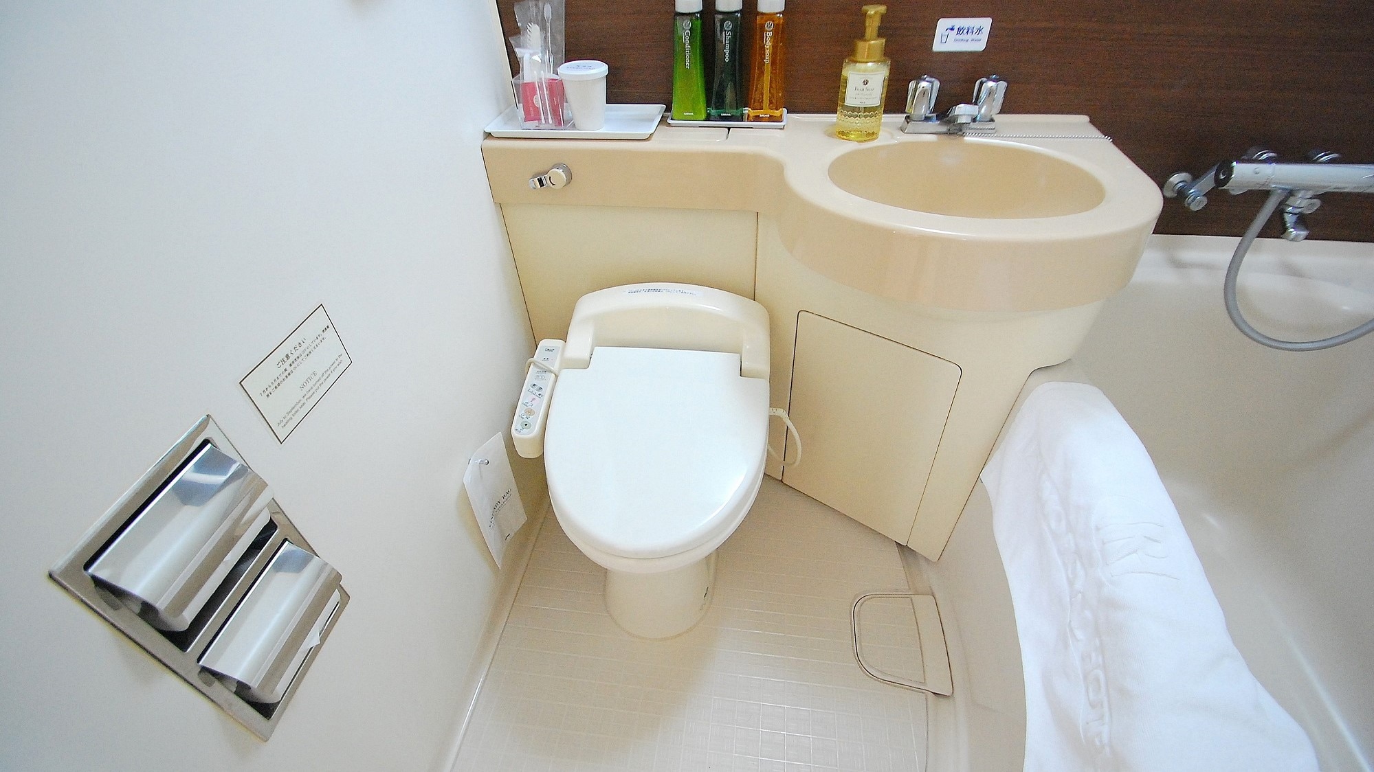 Unit bath 4: "All rooms equipped with hot water washing function"