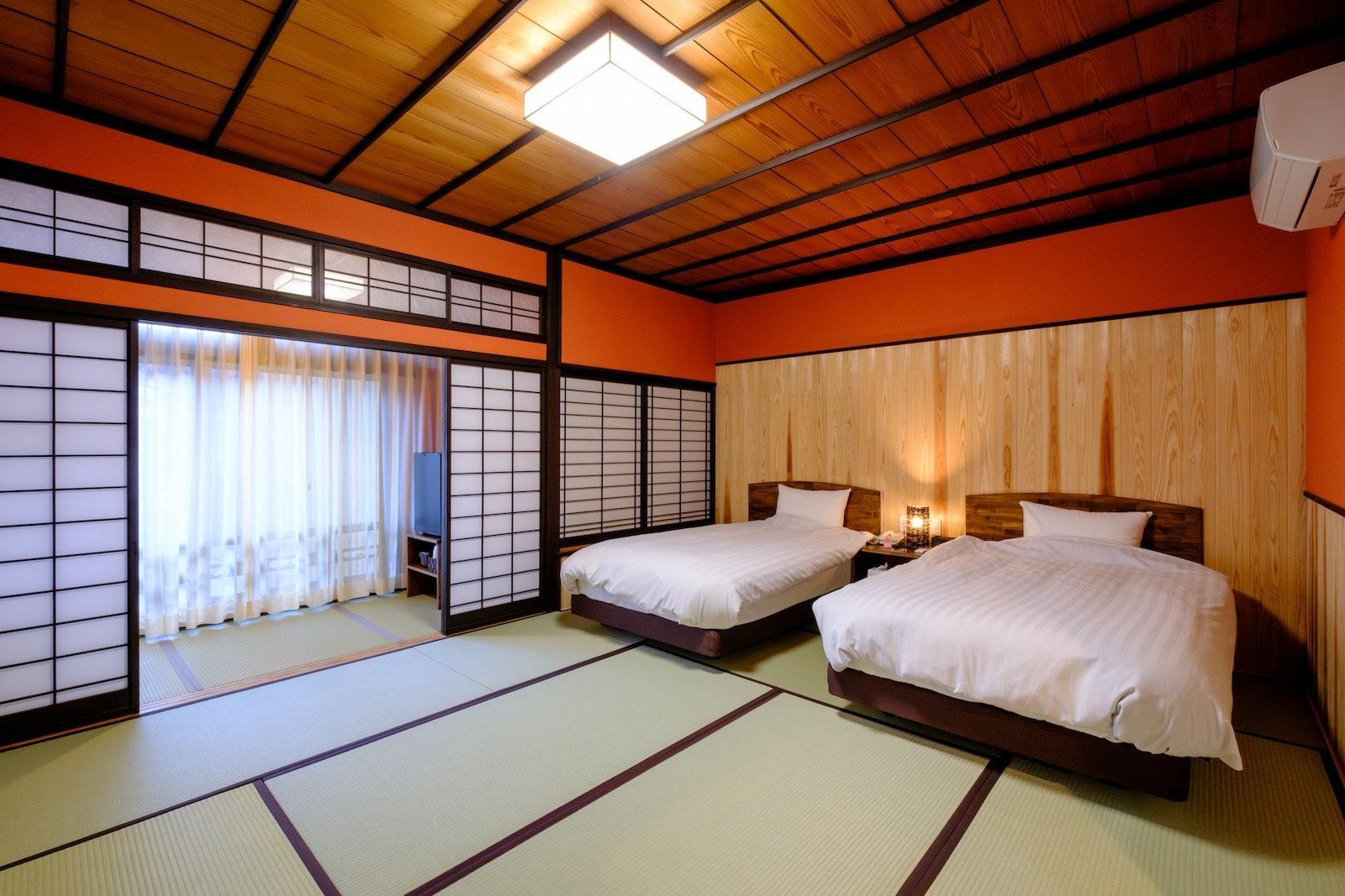这是一间于 2023 年 12 月重新装修的现代日式客房。请在席梦思卧室放松身心。
