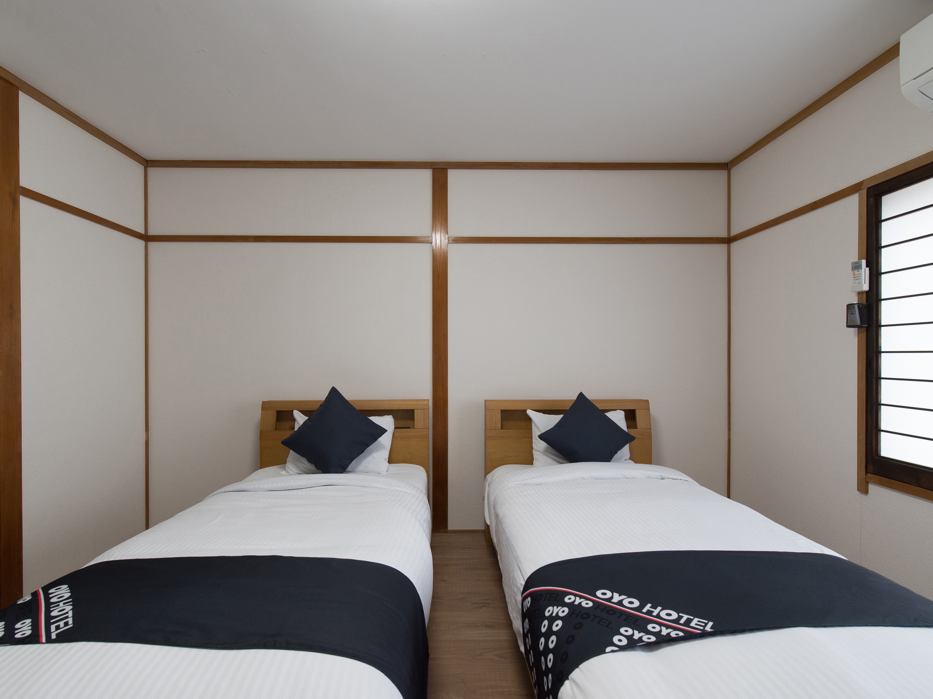 Western-style twin room (shared shower)