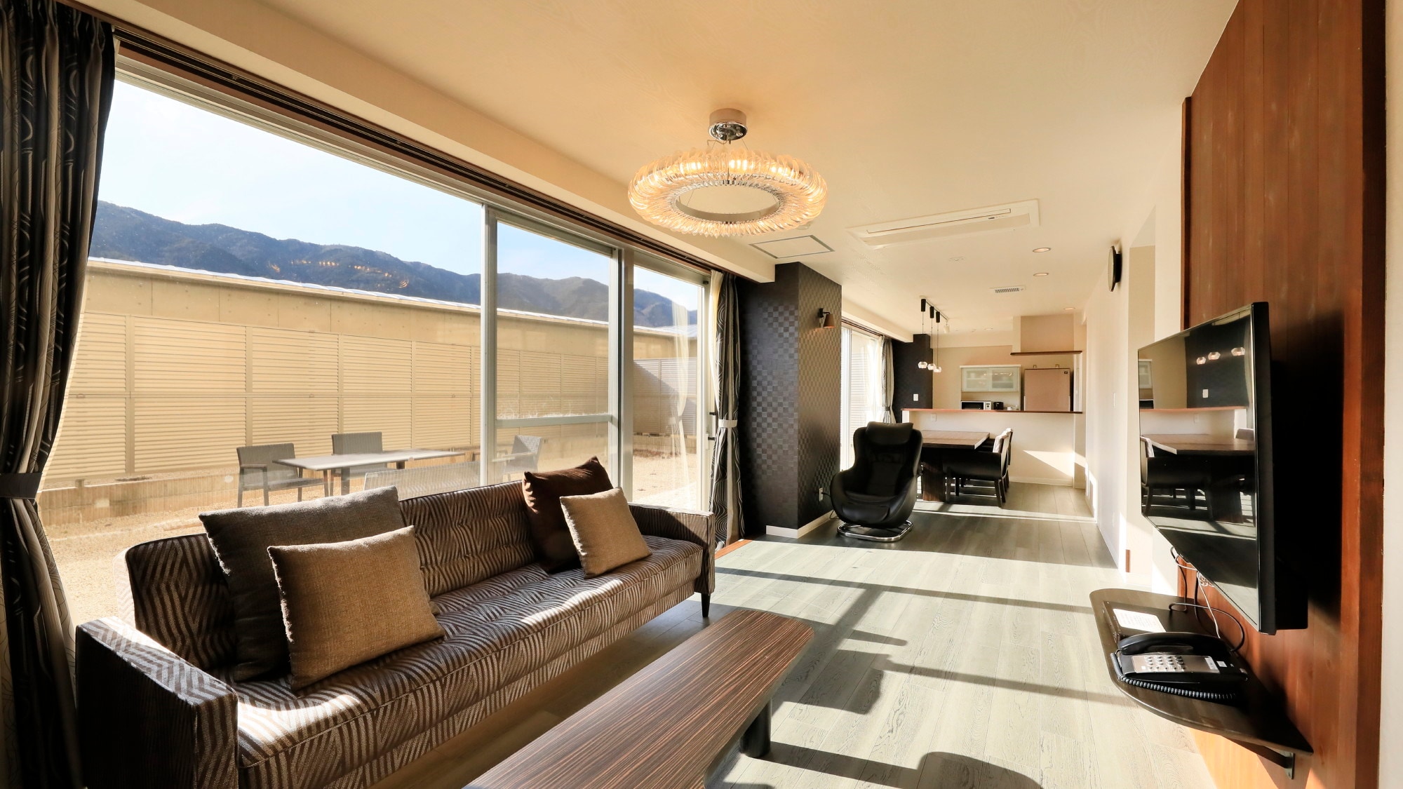 [Example of a pet-friendly deluxe room] Enjoy villa life in a spacious space.