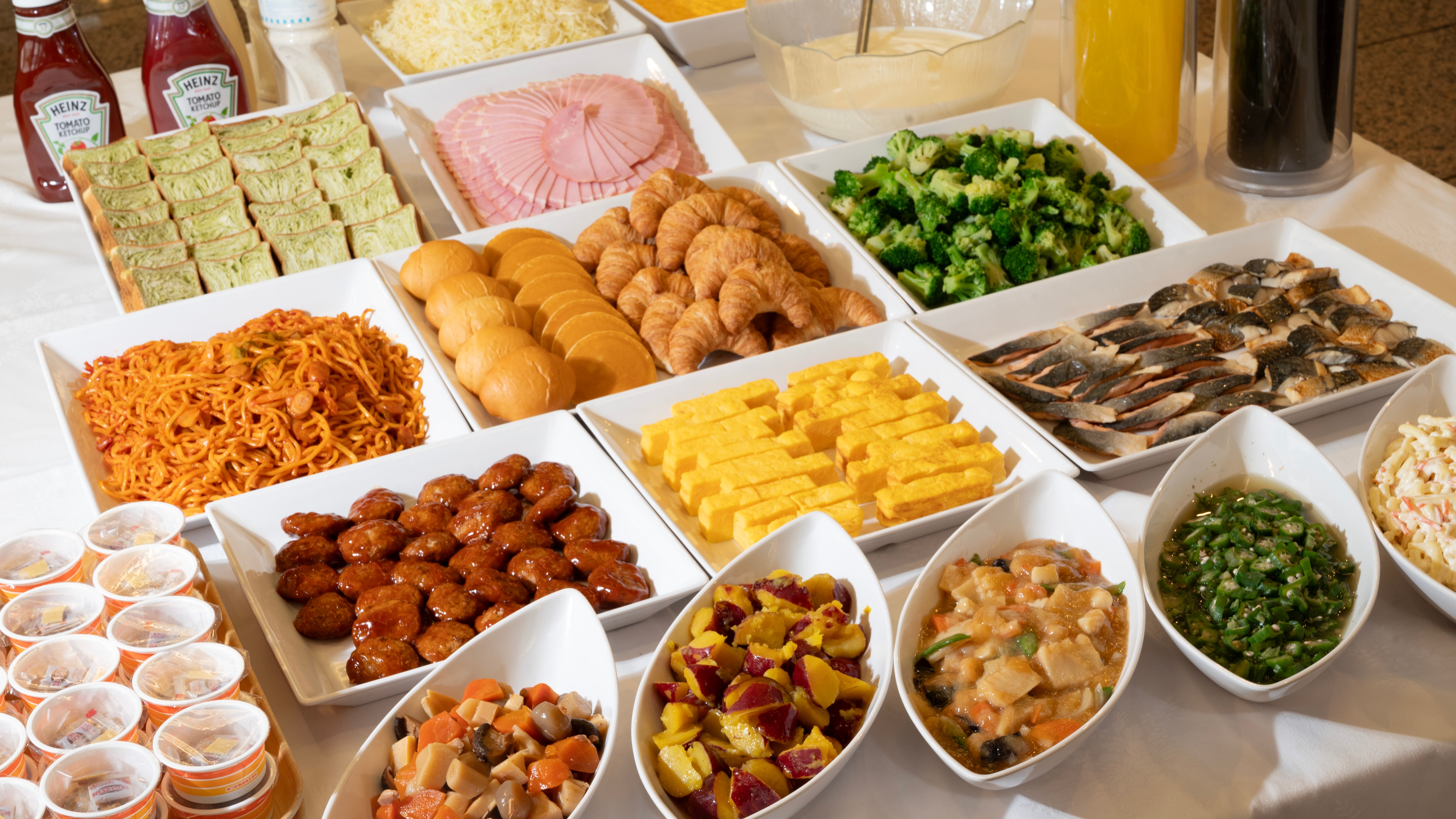 Image of a Japanese/Western buffet breakfast