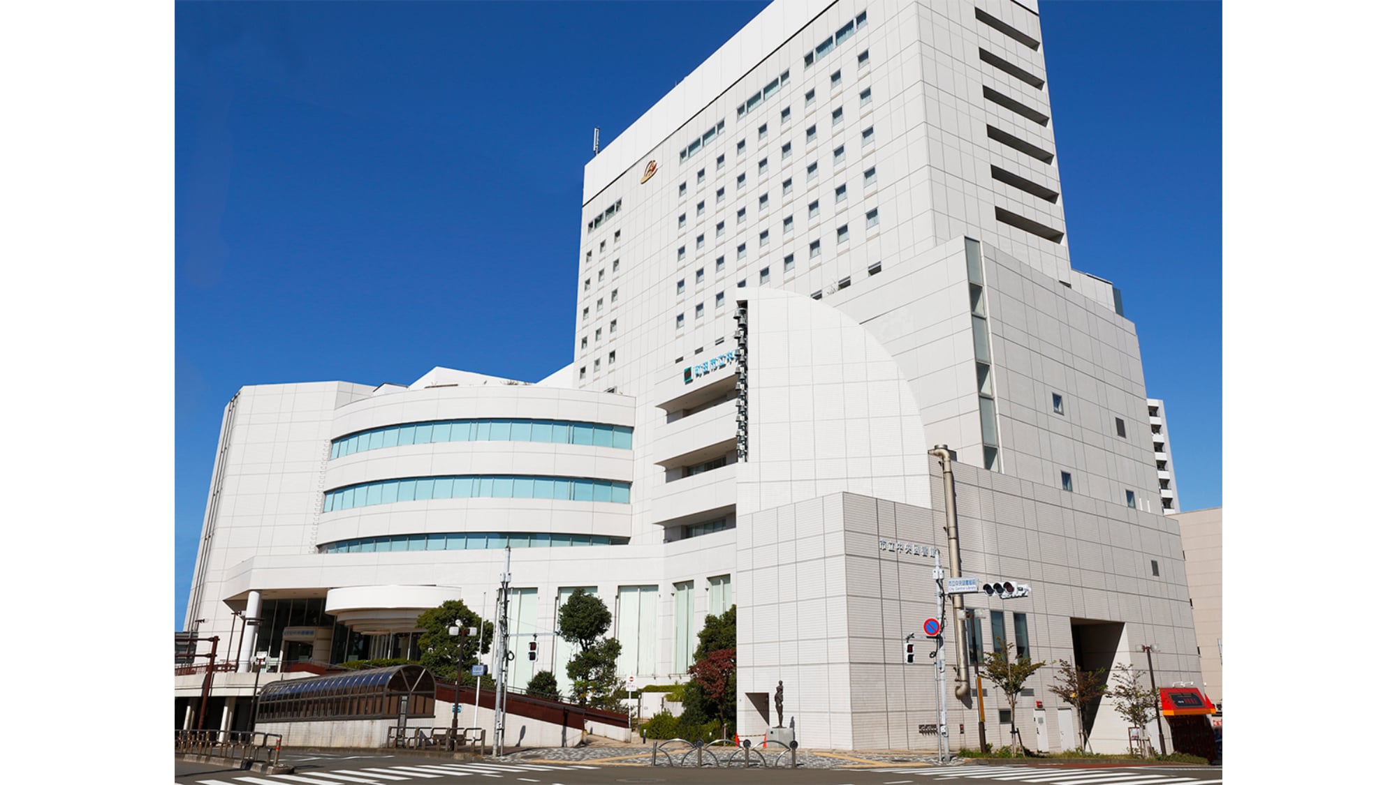 Hotel exterior (daytime)