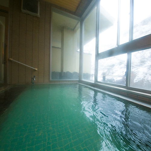 [Morning public bath] As the soft morning sun shines down on you, you can relax in the hot water. You can't help but scream out loud.