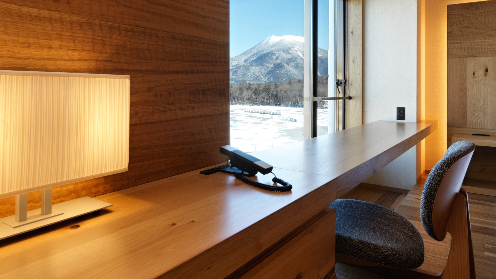 [Wings Building/Lake side] DX Japanese-Western style room/You can enjoy the nature of Lake Akan from the window (image)